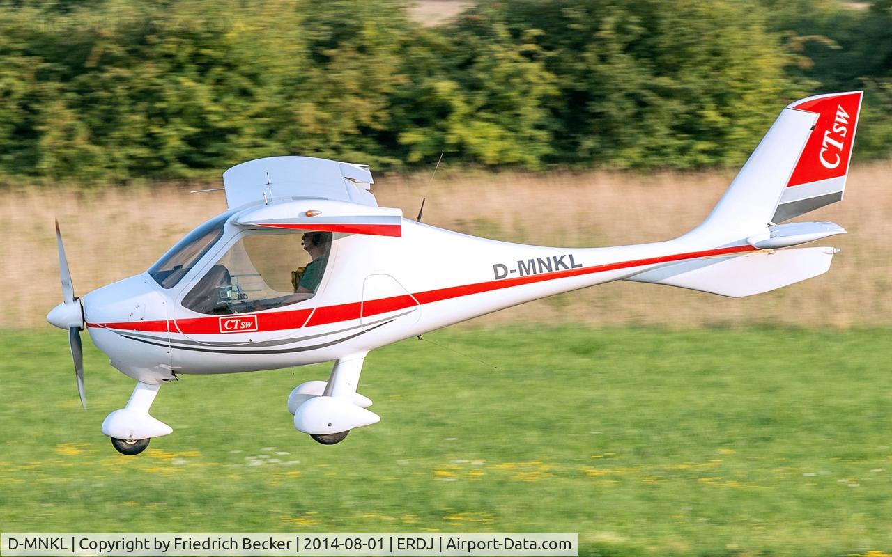 D-MNKL, Flight Design CTSW C/N 97-07-01-00, moments prior touchdown RW07