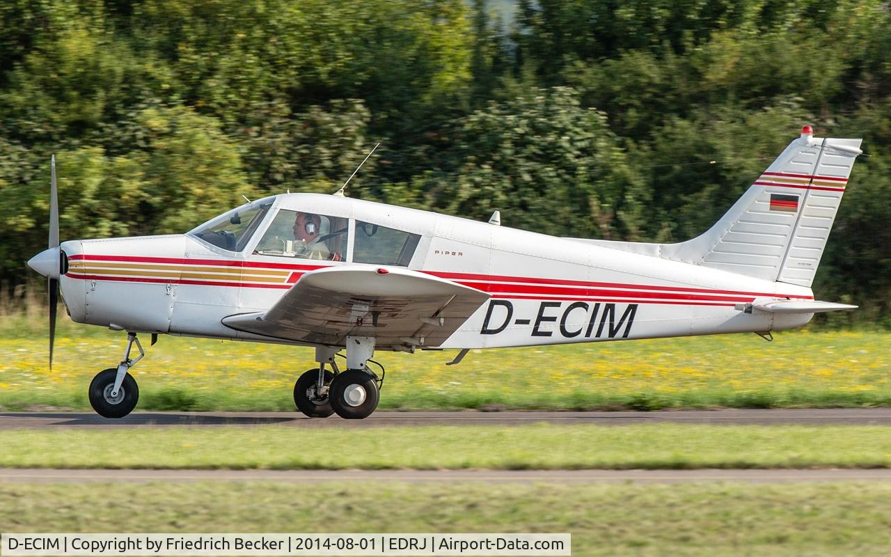 D-ECIM, 1972 Piper PA-28-140 Cherokee E C/N 28-7225596, departure via RW07