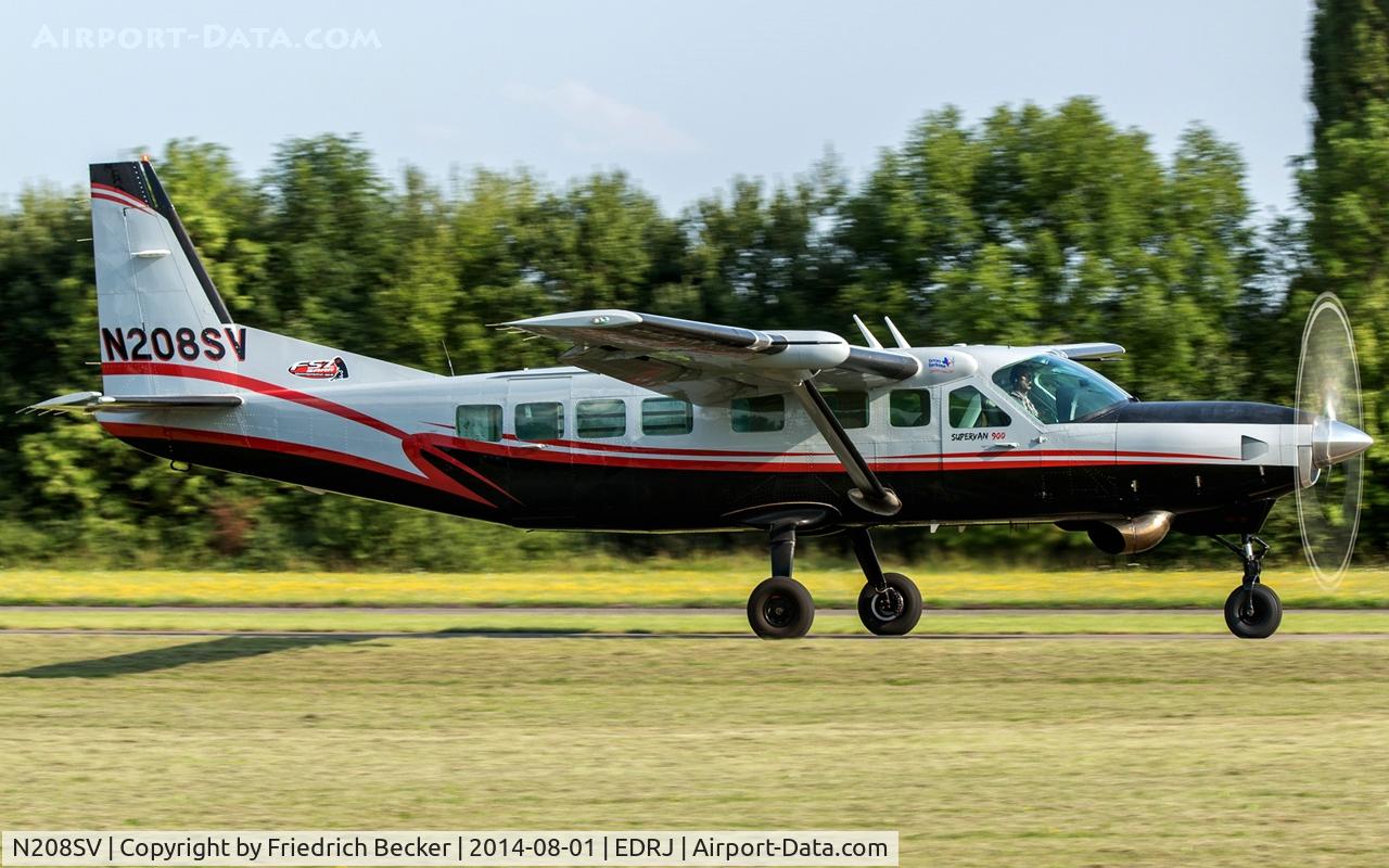 N208SV, 1999 Cessna 208B Grand Caravan C/N 208B0731, taxying to the apron
