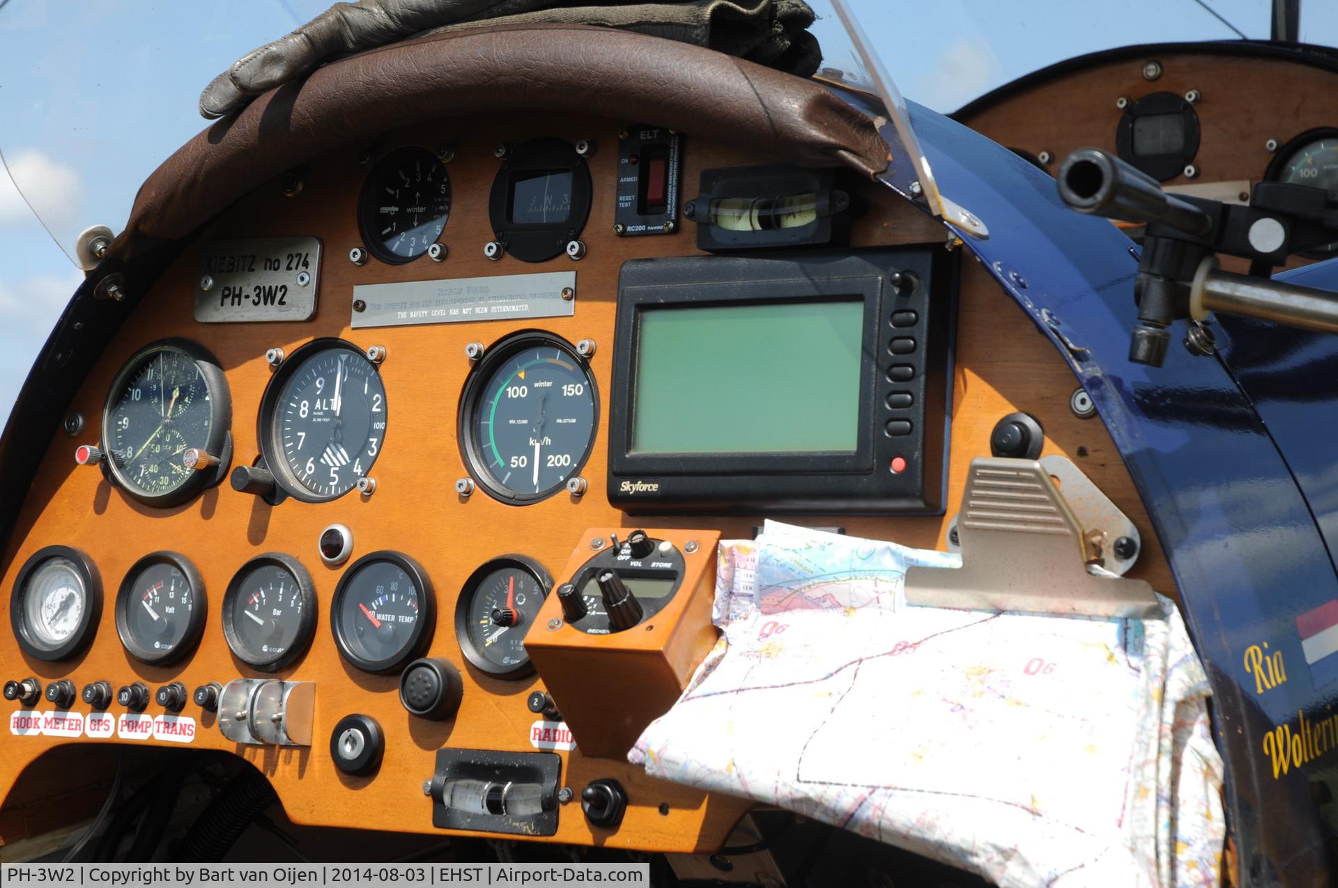 PH-3W2, Platzer Kiebitz B-450 NIS C/N 247, instrumentpanel of PH-3W2.