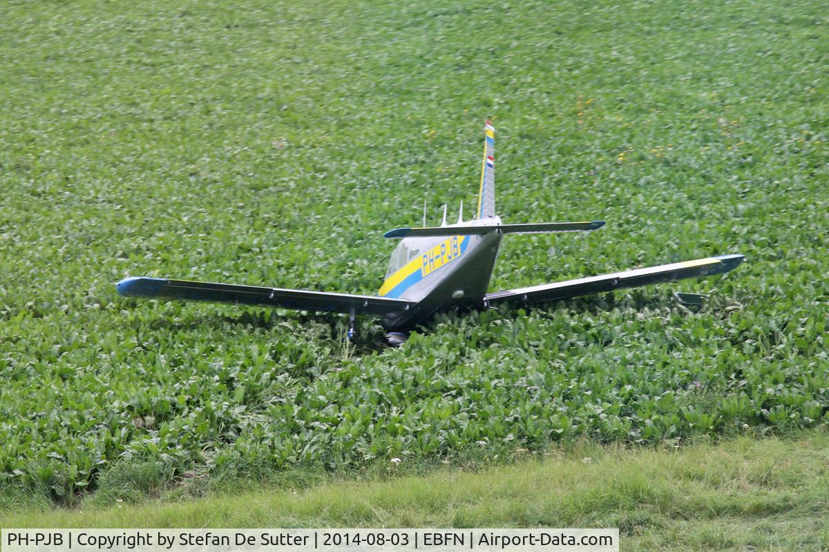 PH-PJB, 1971 Piper PA-28-235 C/N 28-7110004, Unfortunate landing at the Koksijde Fly-in.