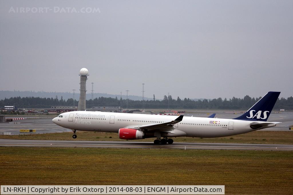 LN-RKH, 2002 Airbus A330-343 C/N 497, LN-RKH taking off OSL