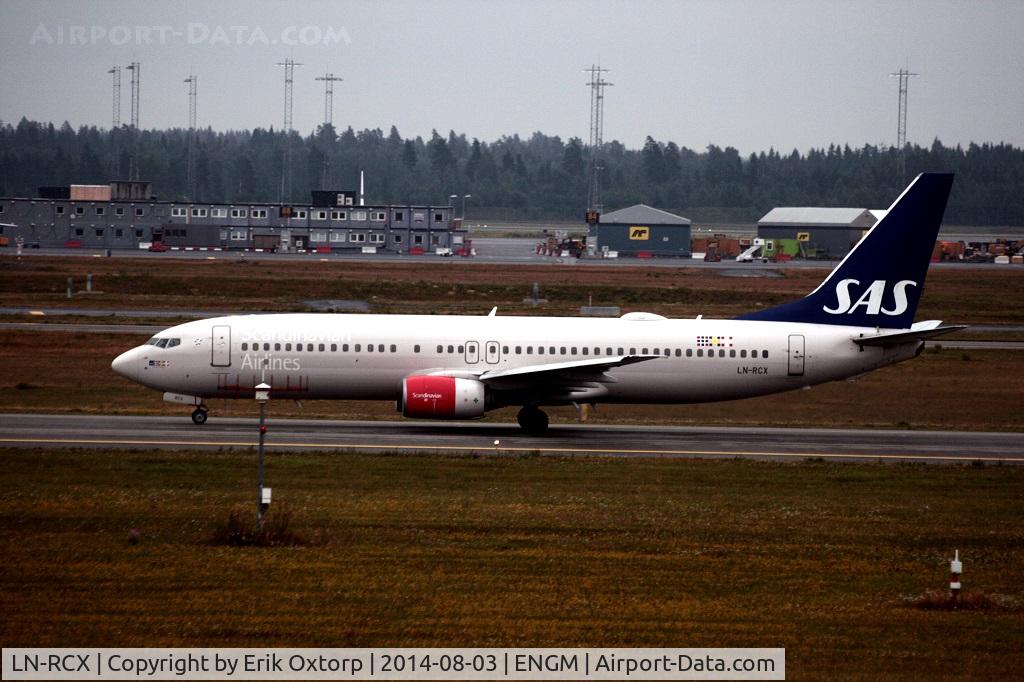 LN-RCX, 2000 Boeing 737-883 C/N 30196, LN-RCX taking off OSL