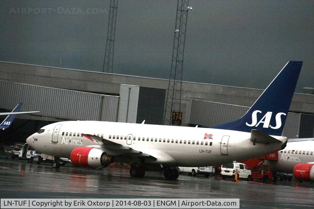 LN-TUF, 1999 Boeing 737-705 C/N 28222, LN-TUF at the gate in OSL
