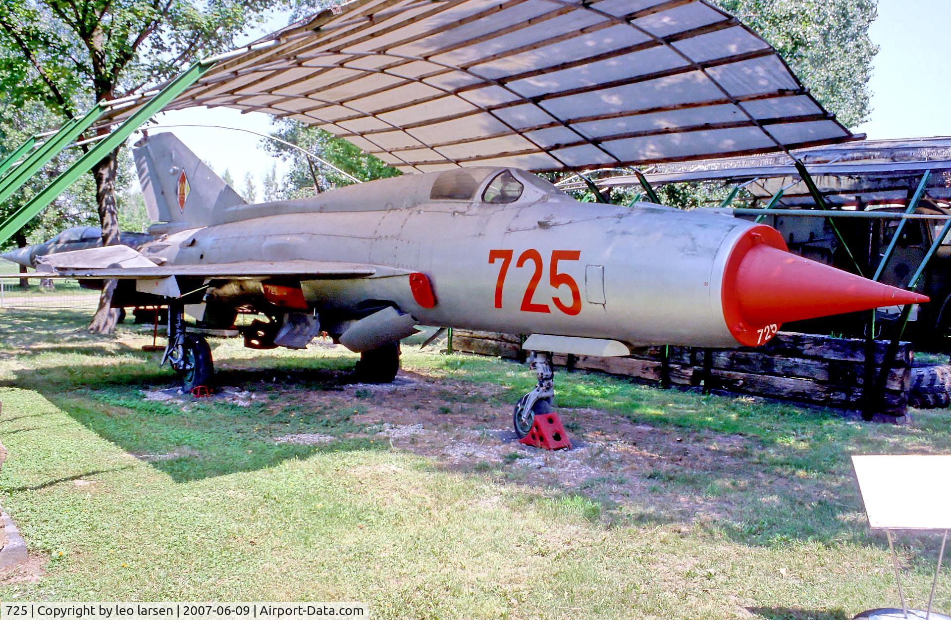 725, 1966 Mikoyan-Gurevich MiG-21PFM/SPS-K C/N 94A4212, Merseburg Technik museum 9.6.07