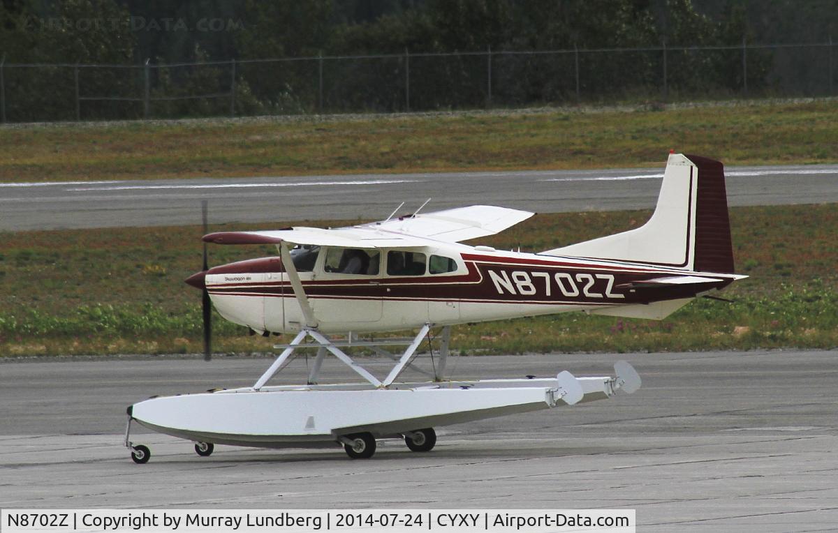 N8702Z, 1975 Cessna A185F Skywagon 185 C/N 18502897, On amphibious floats, taxiing for takeoff at Whitehorse, Yukon.
