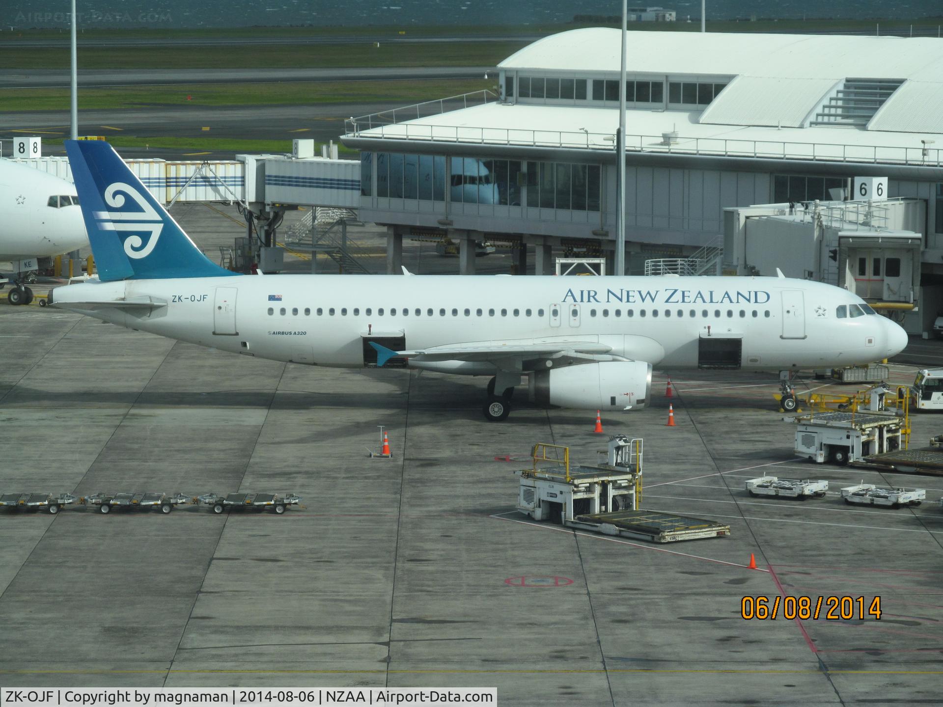 ZK-OJF, 2003 Airbus A320-232 C/N 2153, Boring c/s compared to new one.