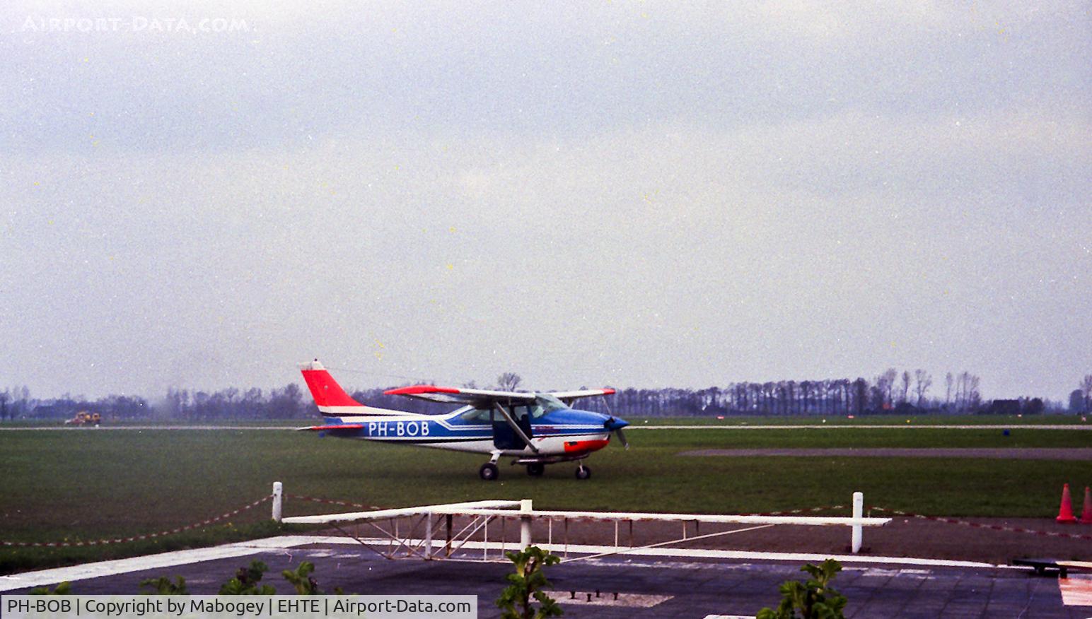 PH-BOB, 1976 Reims F182P II Skylane C/N F18264149/0044, Foto taken +/- 1985 @ Teuge airport.