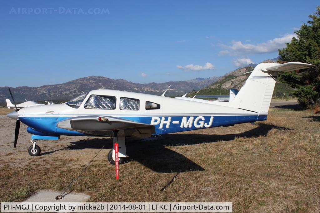 PH-MGJ, Piper PA-28RT-201T Arrow IV C/N 28R7931139, Parked