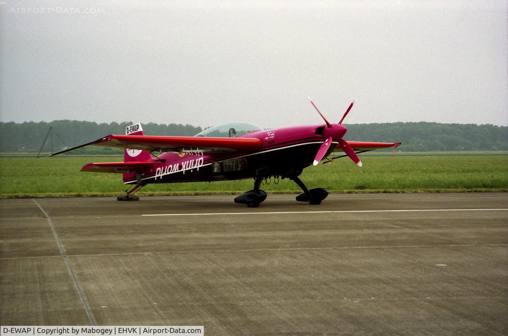 D-EWAP, 1992 Extra EA-300 C/N 034, Airshow @ Volkel airbase 1995.