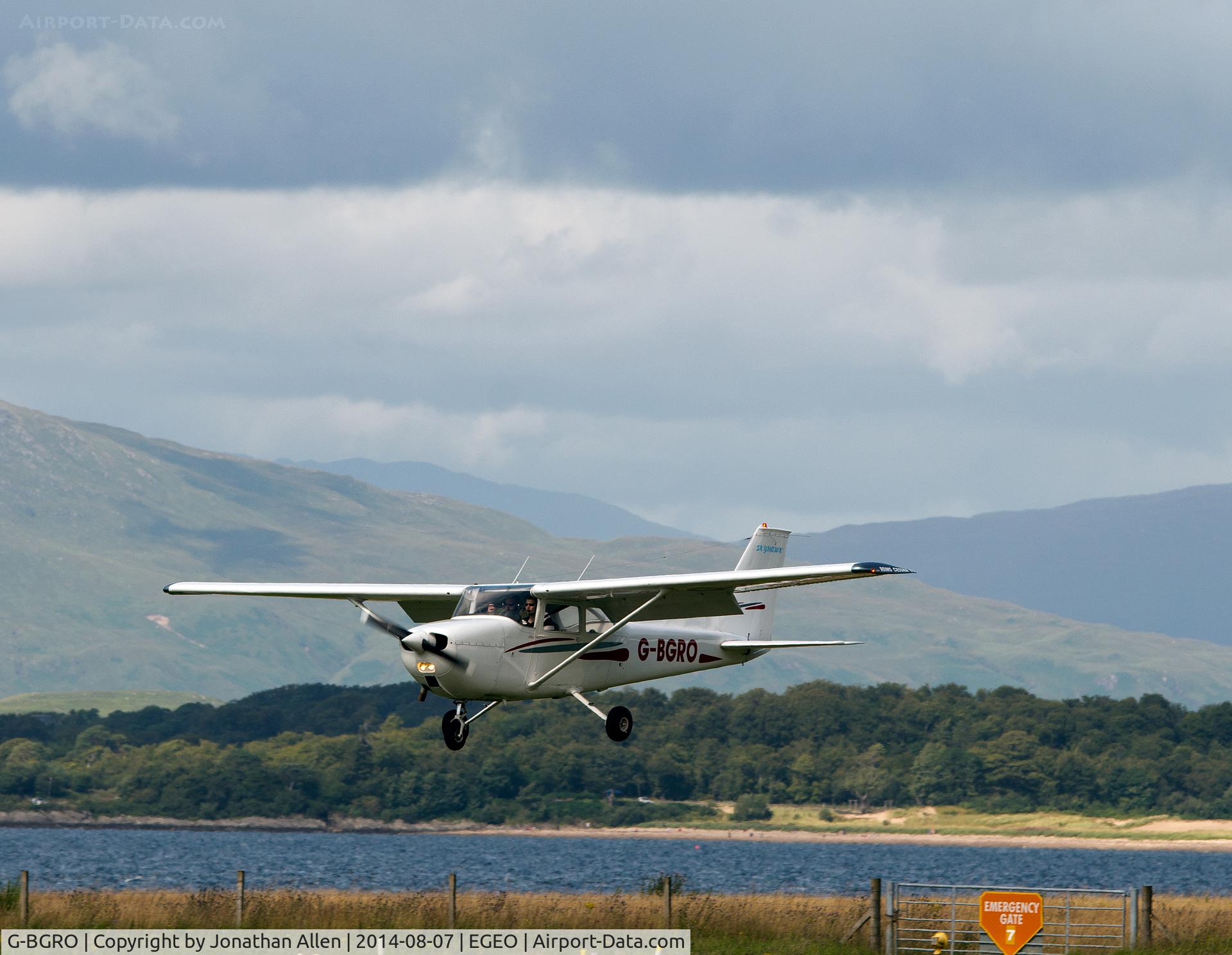 G-BGRO, 1974 Reims F172M Skyhawk Skyhawk C/N 1129, About to land on Runway 19, Oban Airport.