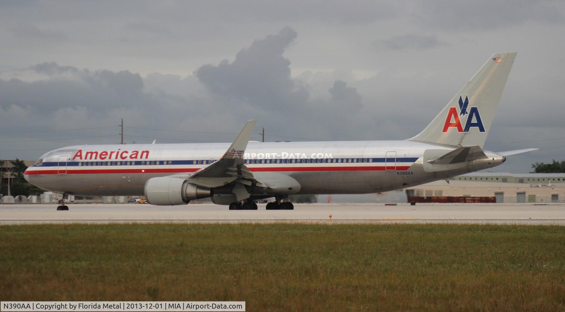 N390AA, 1995 Boeing 767-323 C/N 27450, American 767-300