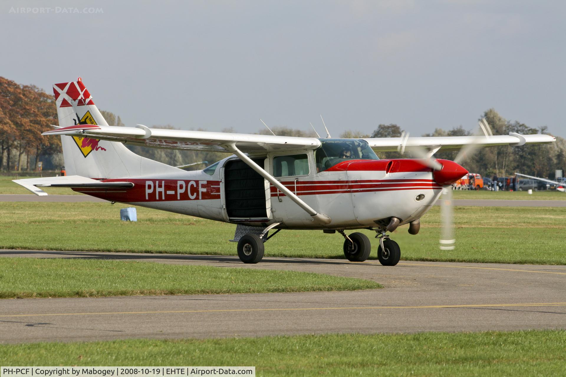 PH-PCF, Cessna U206G Stationair C/N U20605691, The PH-PCF returning after paradropping...