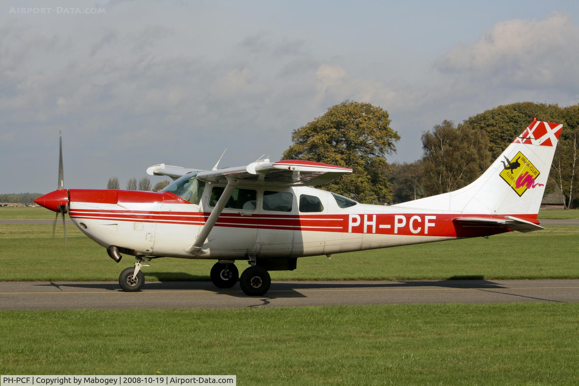 PH-PCF, Cessna U206G Stationair C/N U20605691, The PH-PCF returning after paradropping...