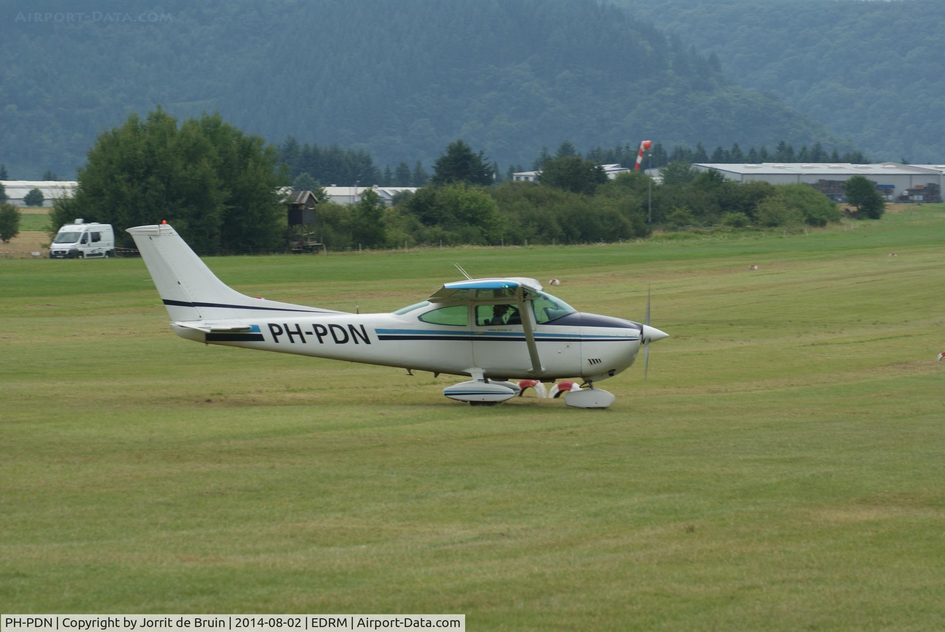 PH-PDN, 1974 Cessna 182P Skylane C/N 182-62694, Während des Flugplatzfest auf dem Mont-Royal Traben-Trarbach Flugplatz. - During the Flugplatzfest on the Mont-Royal Traben-Trarbach airport.