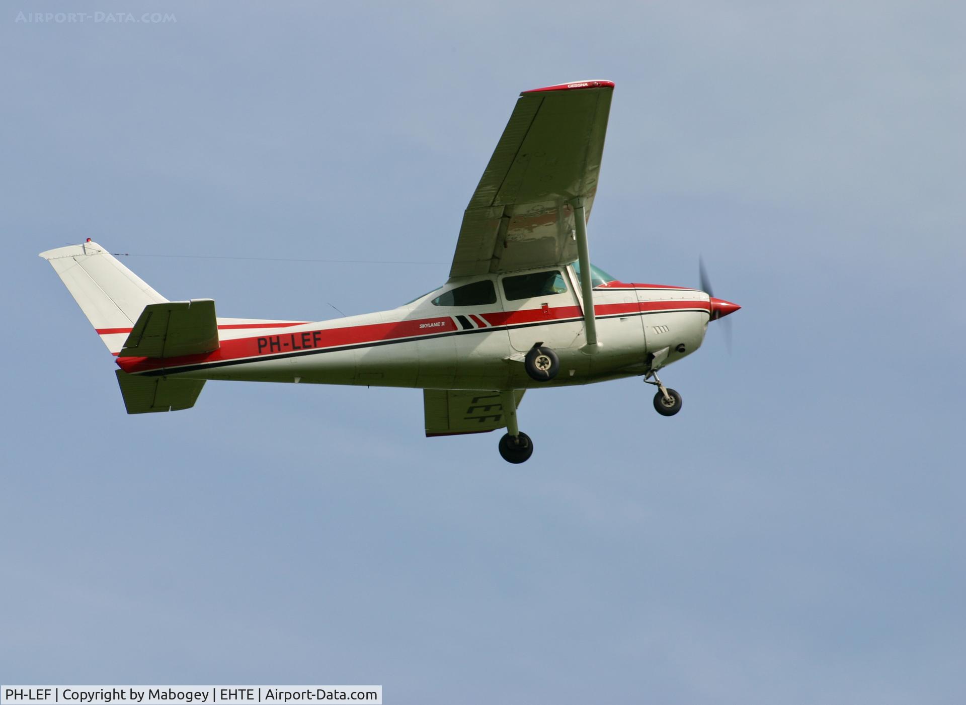 PH-LEF, Cessna 182Q Skylane C/N 18267283, PH-LEF, takeoff @ Teuge.