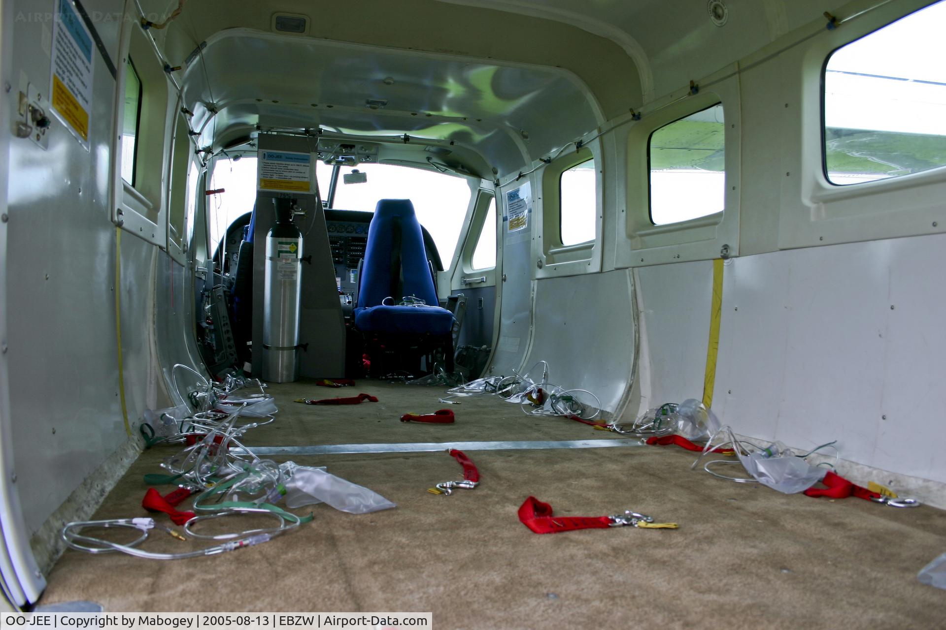 OO-JEE, 2001 Cessna 208B Grand Caravan C/N 208B0879, The OO-JEE prepared for high altitude jumps...