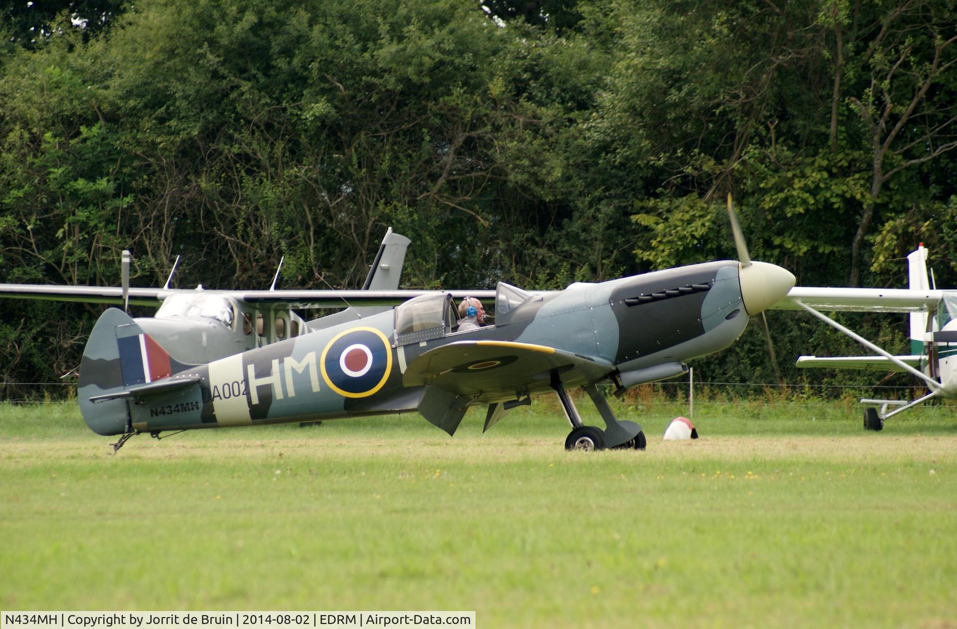 N434MH, Supermarine Aircraft Spitfire Mk.26 C/N 0018, Während des Flugplatzfest auf dem Mont-Royal Traben-Trarbach Flugplatz. - During the Flugplatzfest on the Mont-Royal Traben-Trarbach airport.