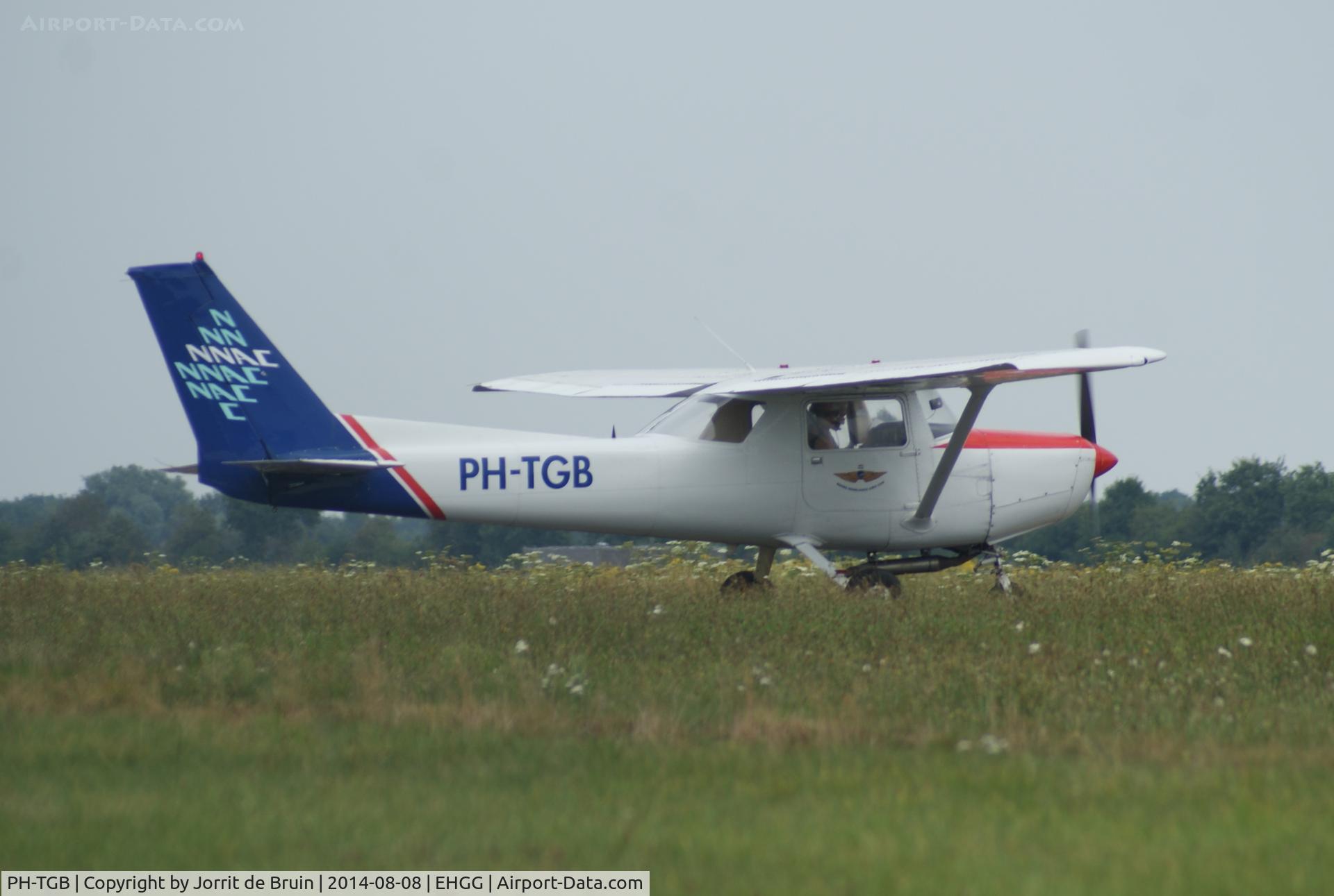 PH-TGB, 1980 Reims F152 C/N 1742, Doing the run-up checks for departing runway 05.