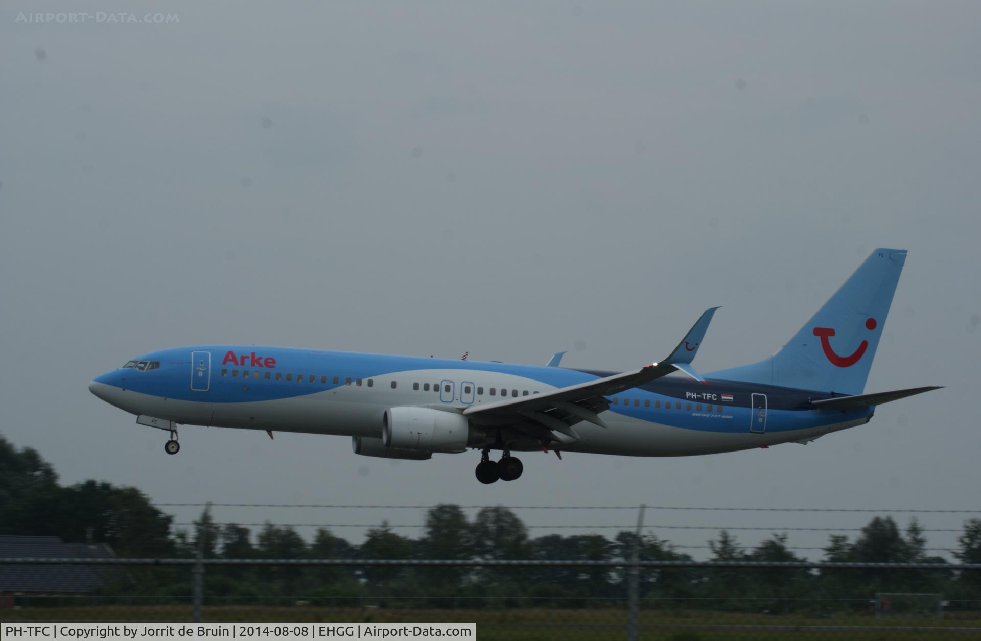 PH-TFC, 2009 Boeing 737-8K5 C/N 35146, Making the final steering corrections due to the moderate wind at Eelde airport.