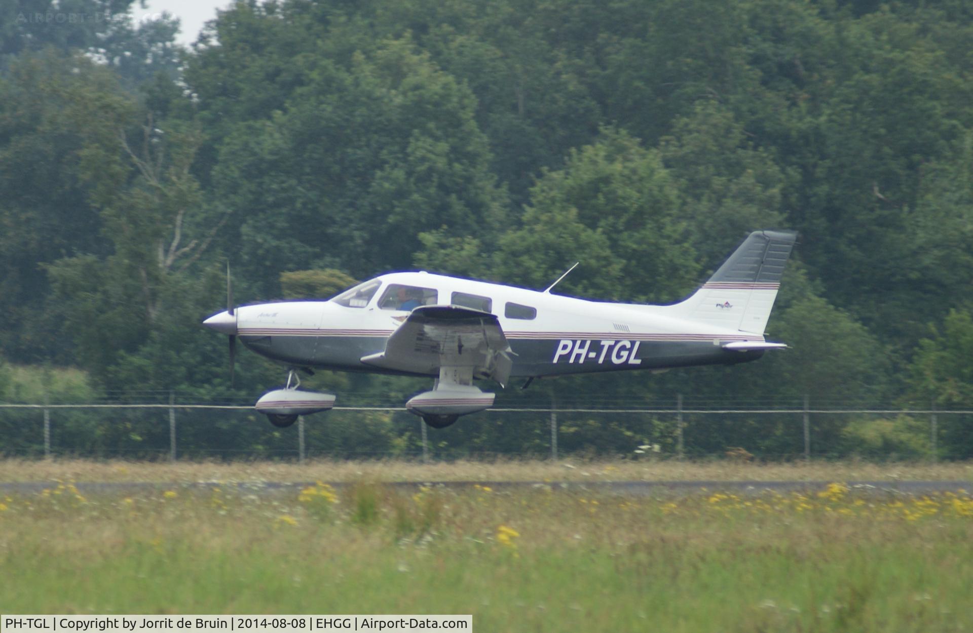 PH-TGL, 2001 Piper PA-28-181 Cherokee Archer III C/N 2843431, A few meters above runway 05 for landing.