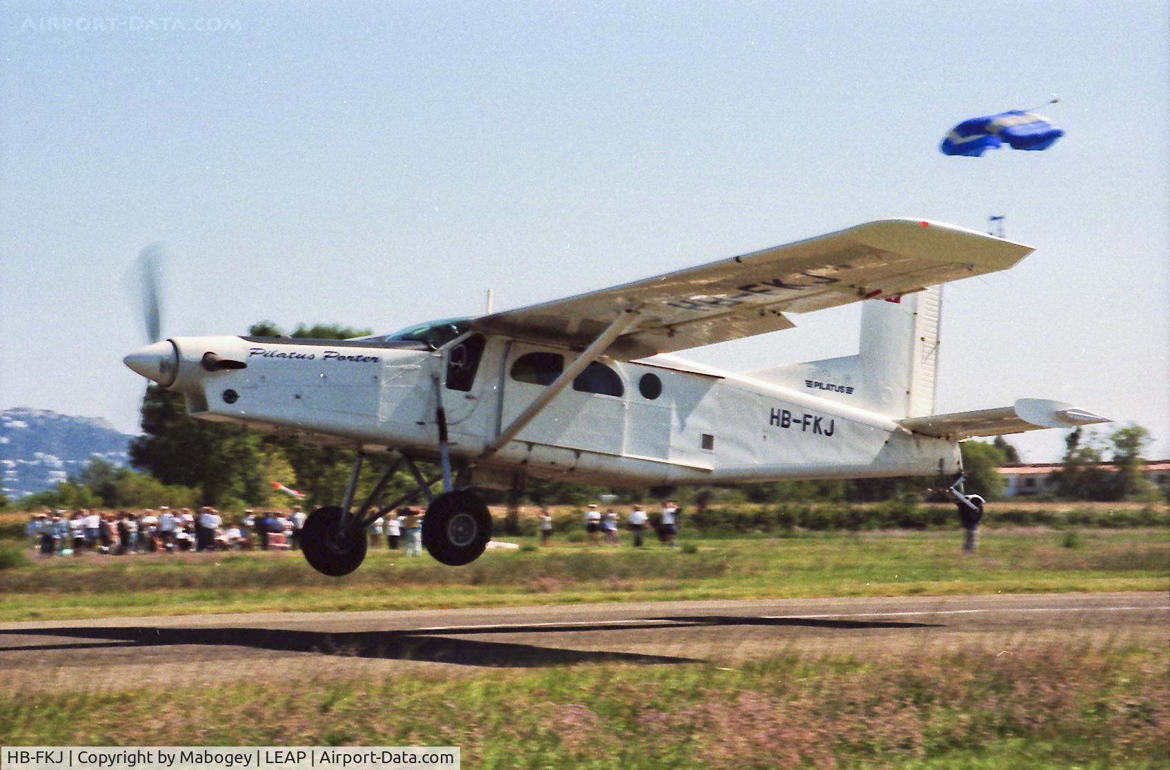 HB-FKJ, 1993 Pilatus PC-6/B2-H4 Turbo Porter C/N 895, Skydivers on their way up. 09-1995.