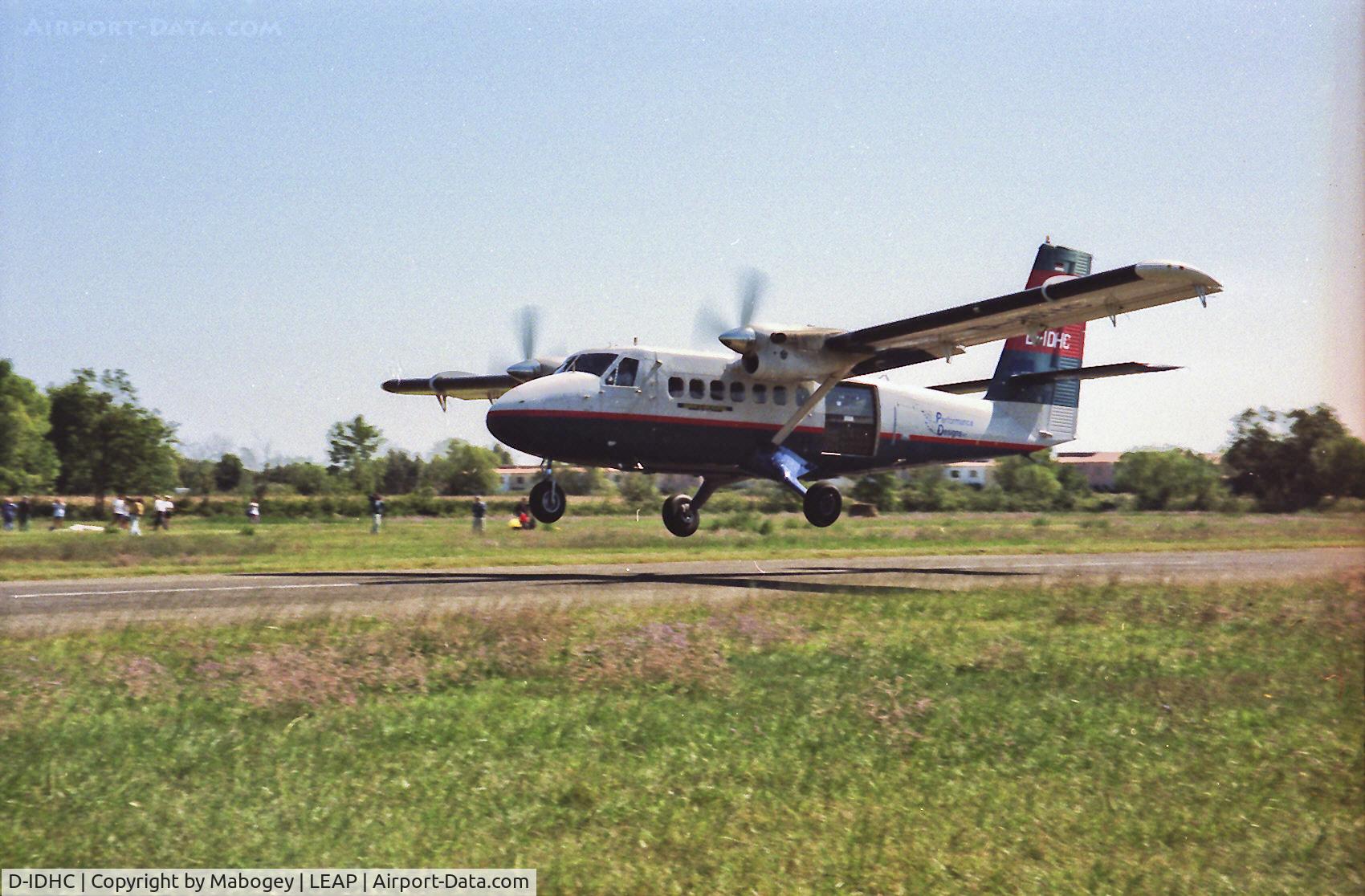 D-IDHC, 1973 De Havilland Canada DHC-6-300 Twin Otter C/N 359, Skydivers on their way up 09-1995.