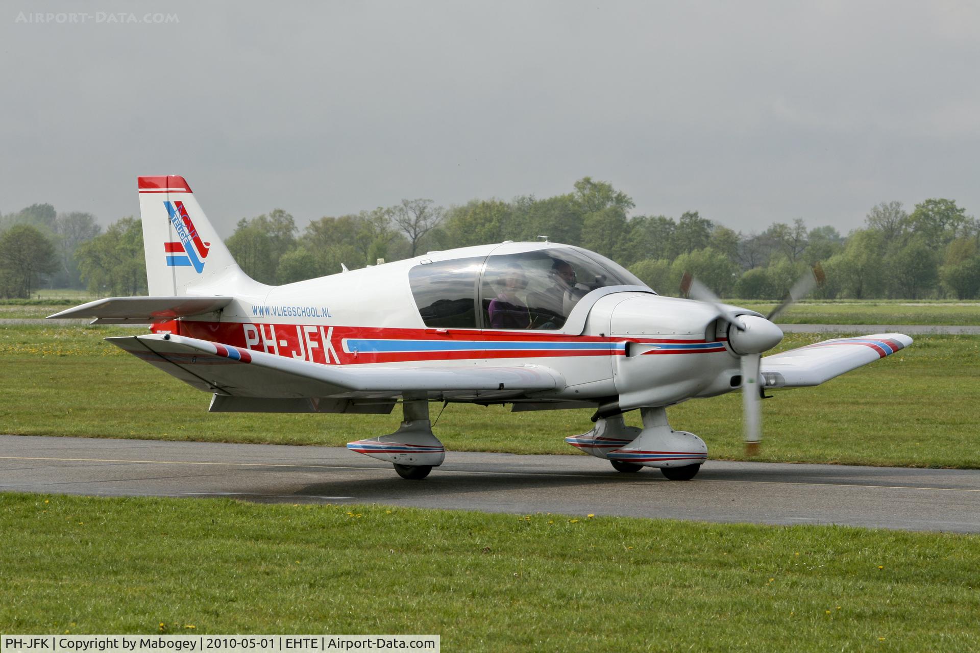 PH-JFK, Robin DR-400-140B Major C/N 2591, Taxiing @ Teuge airport.