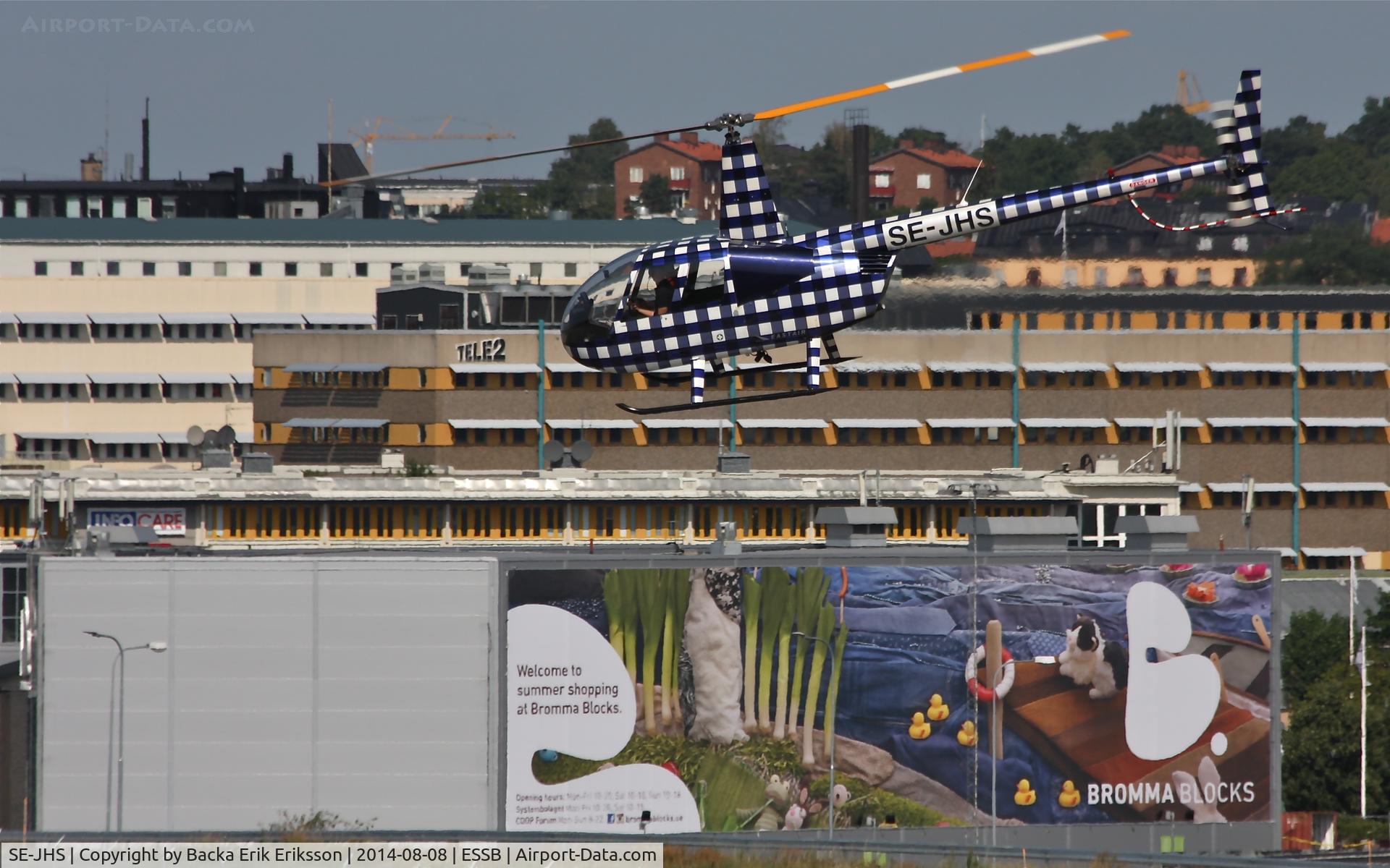 SE-JHS, 2000 Robinson R44 C/N 0792, Landing on rwy 30.