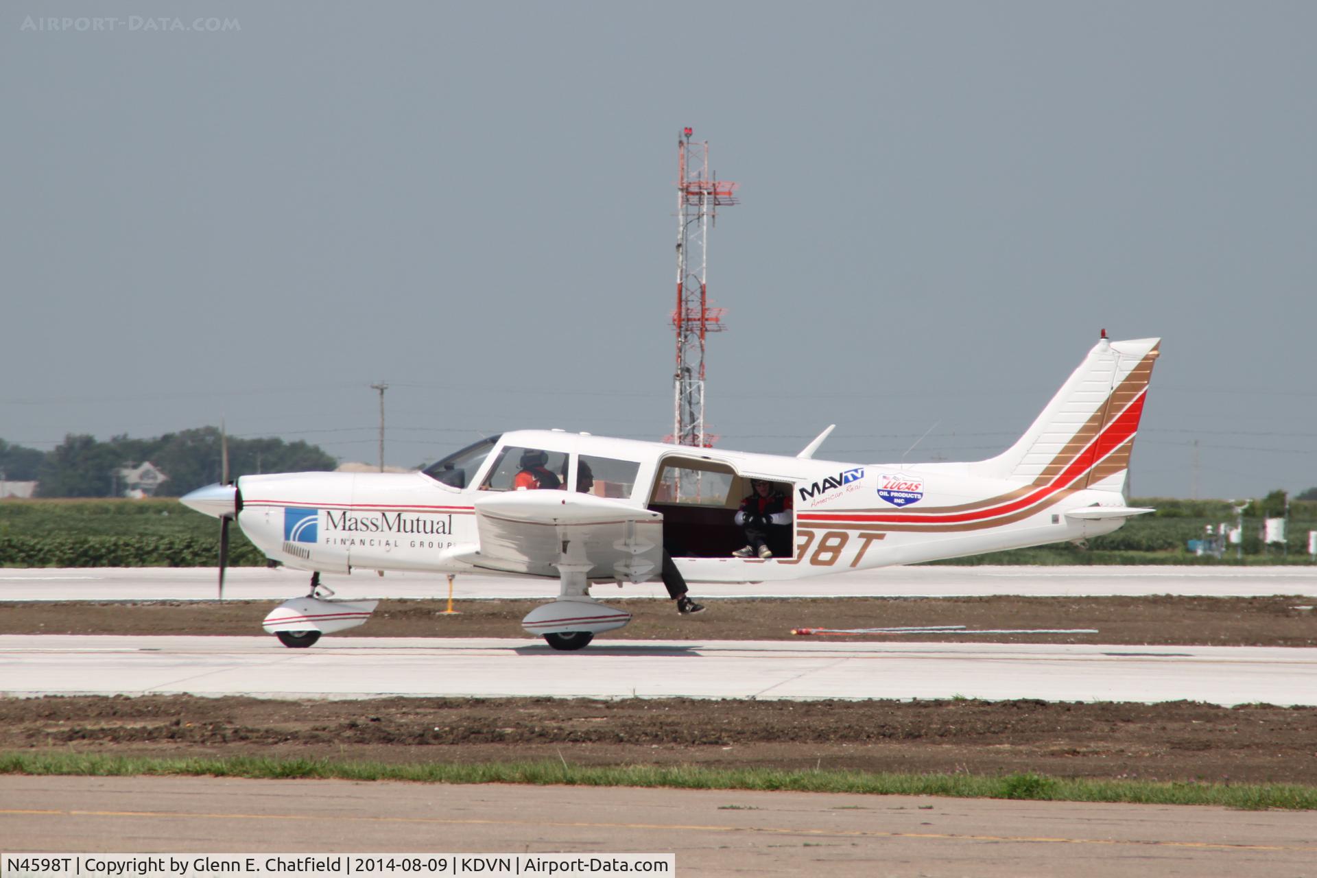 N4598T, 1972 Piper PA-32-260 Cherokee Six Cherokee Six C/N 32-7200024, At the Quad Cities Air Show, taking up skydivers