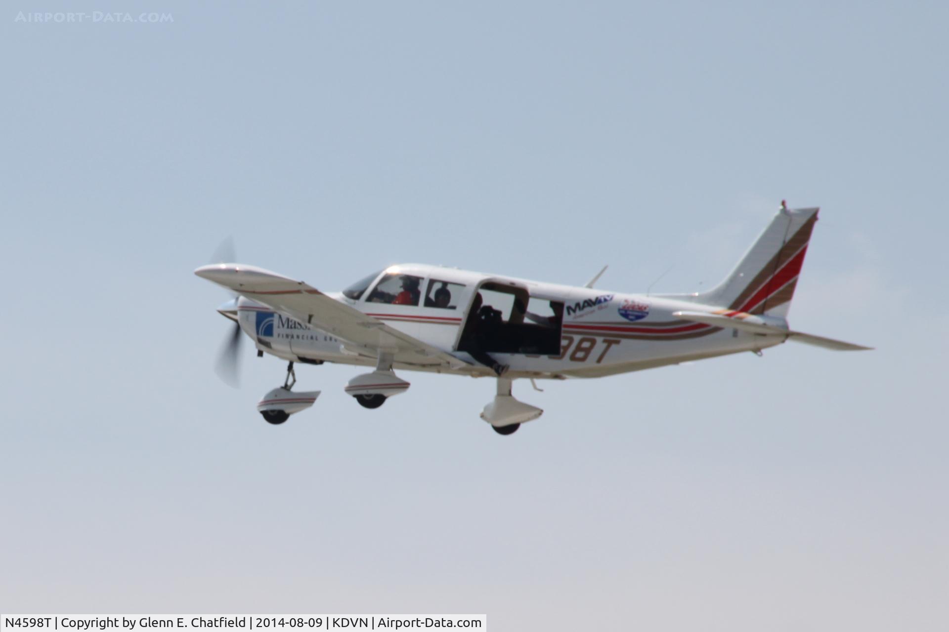 N4598T, 1972 Piper PA-32-260 Cherokee Six Cherokee Six C/N 32-7200024, At the Quad Cities Air Show, taking up skydivers