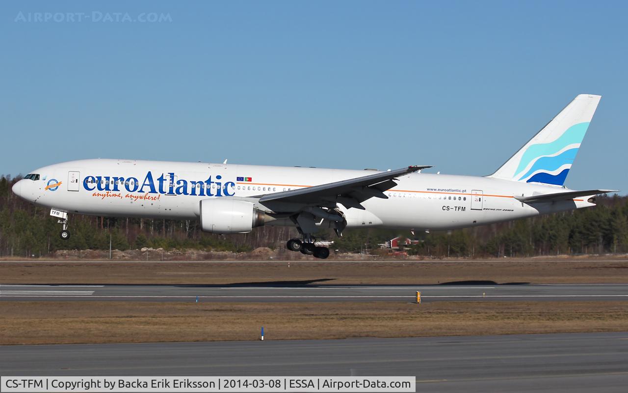 CS-TFM, 1998 Boeing 777-212/ER C/N 28513, Landing on rwy 26.