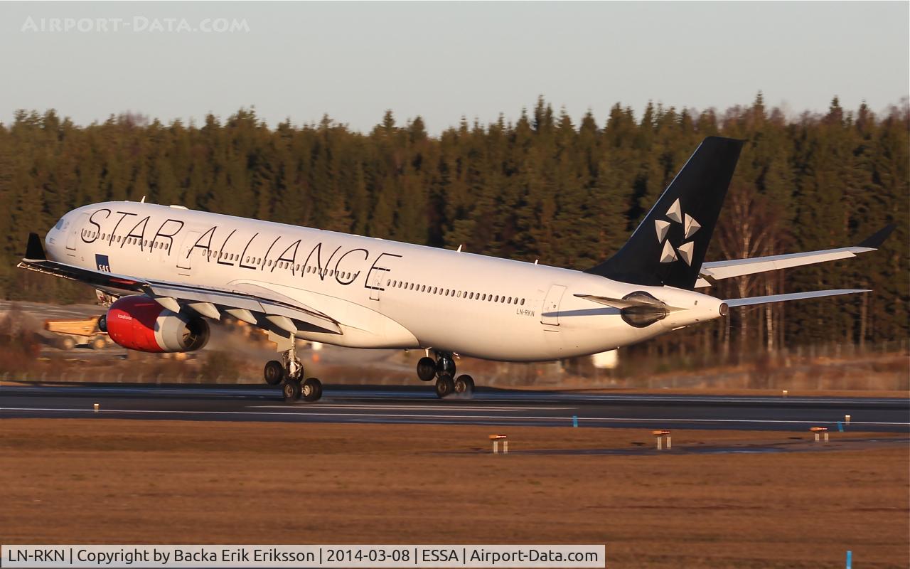 LN-RKN, 2003 Airbus A330-343X C/N 568, Touchdown on rwy 26.