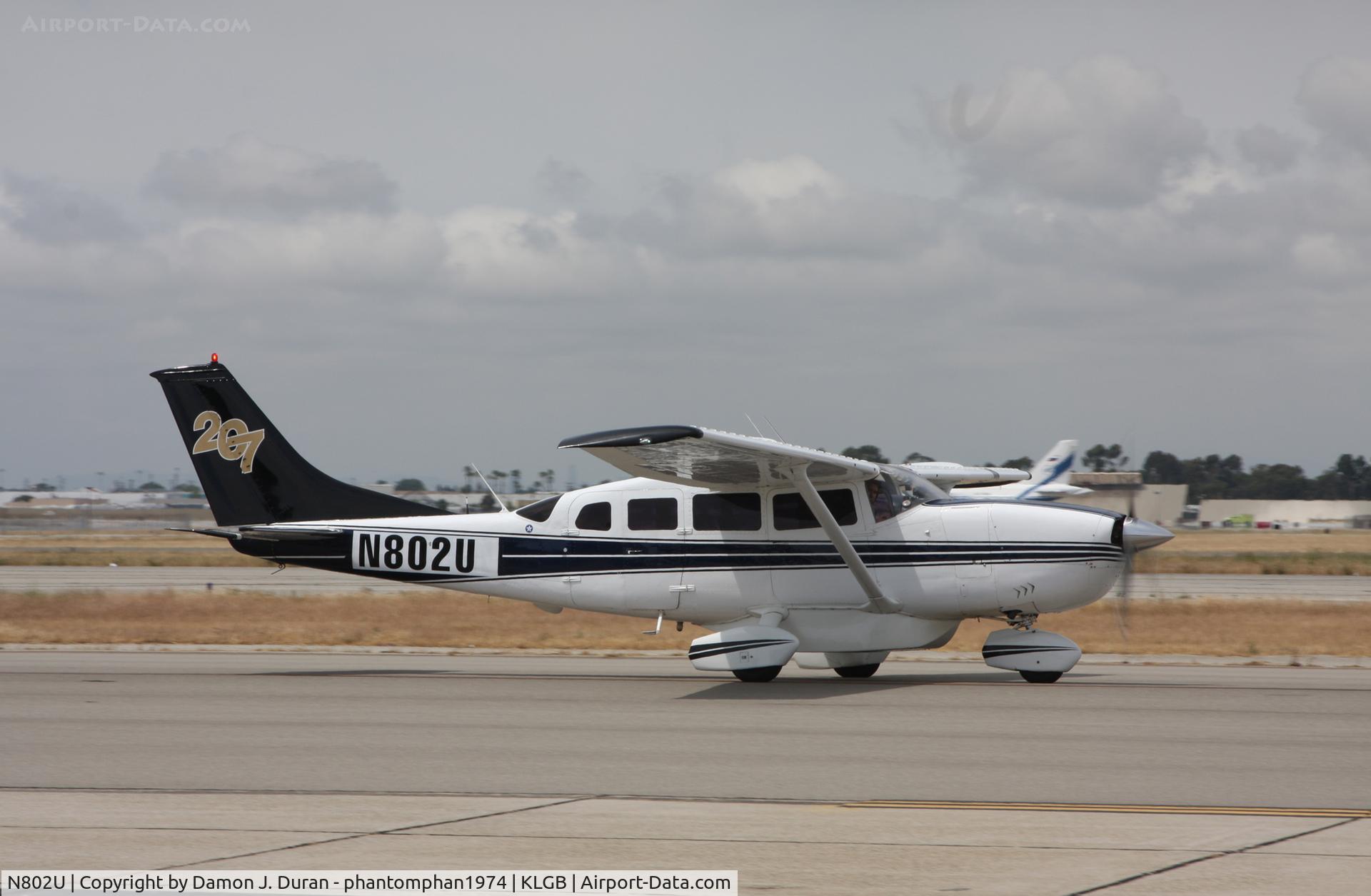 N802U, Cessna 207 C/N 20700067, Taxing by at KLGB