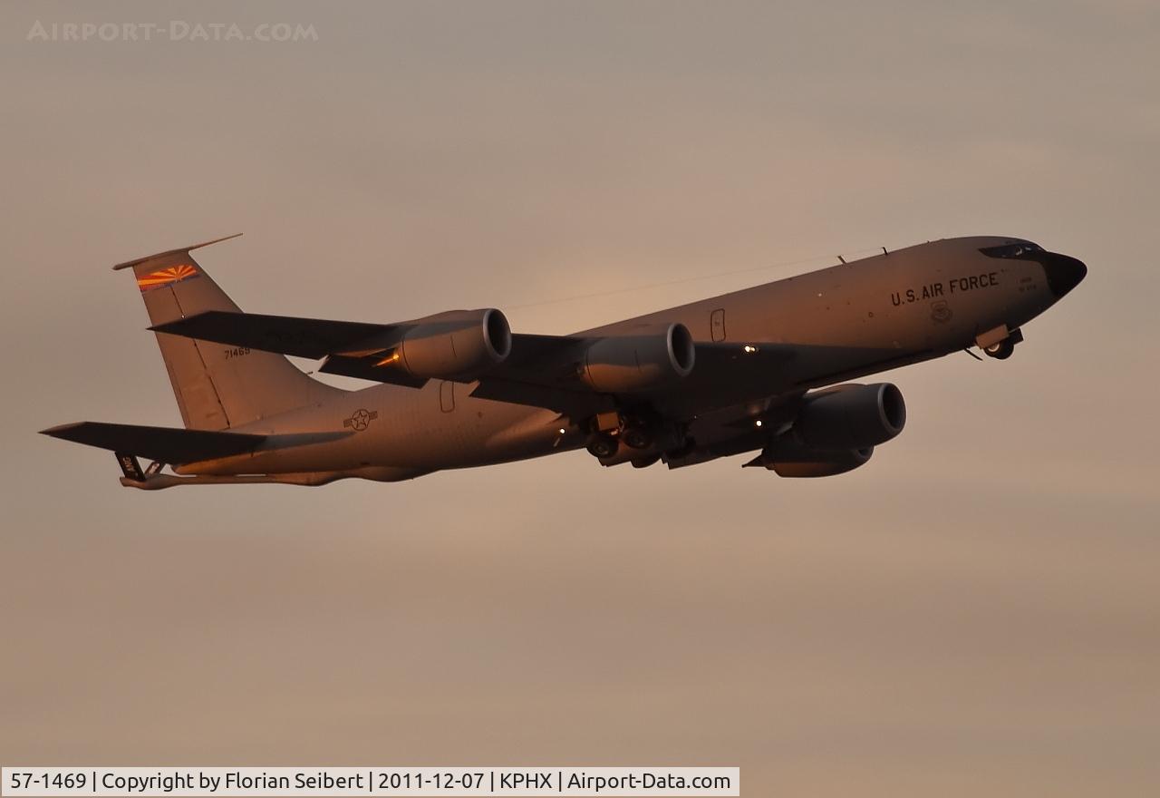 57-1469, 1958 Boeing KC-135R Stratotanker C/N 17540, soaring away from a beautiful evening in Phoenix