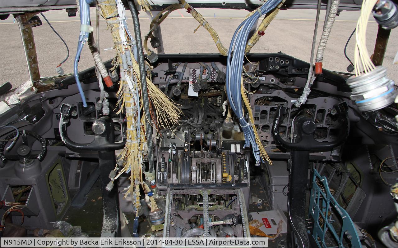N915MD, 1990 McDonnell Douglas MD-82 (DC-9-82) C/N 49519, The cockpit of N915MD...