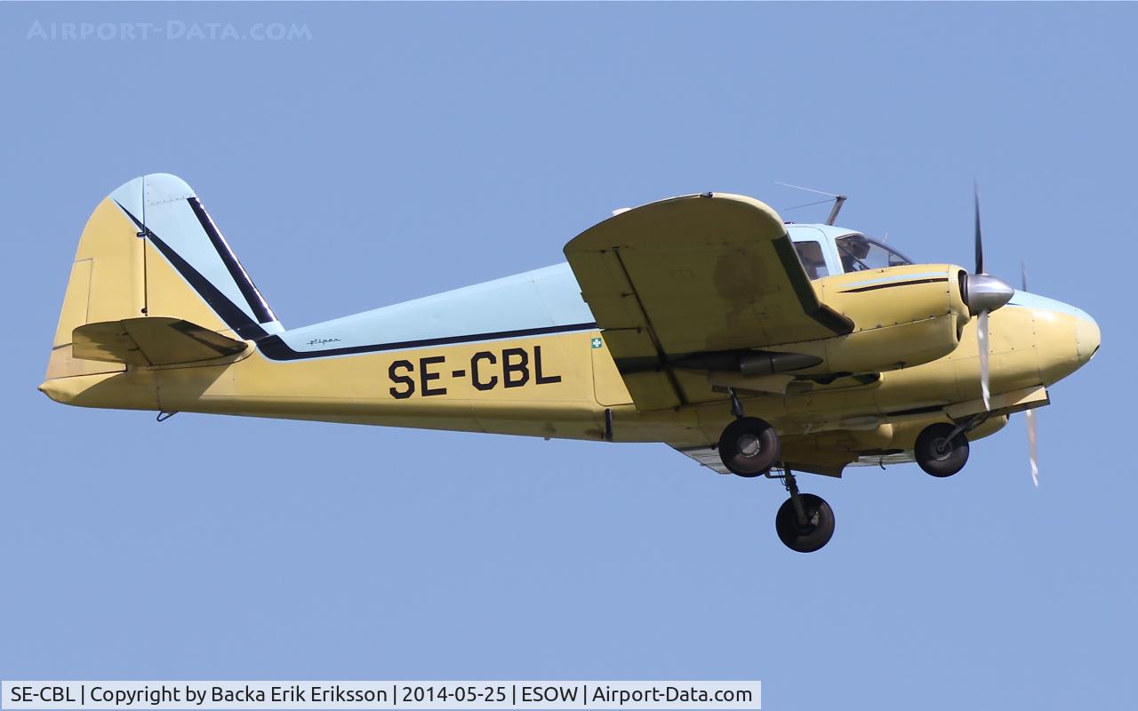 SE-CBL, 1956 Piper PA-23-150 Apache C/N 23-549, Västerås RollOut Airshow 2014.
