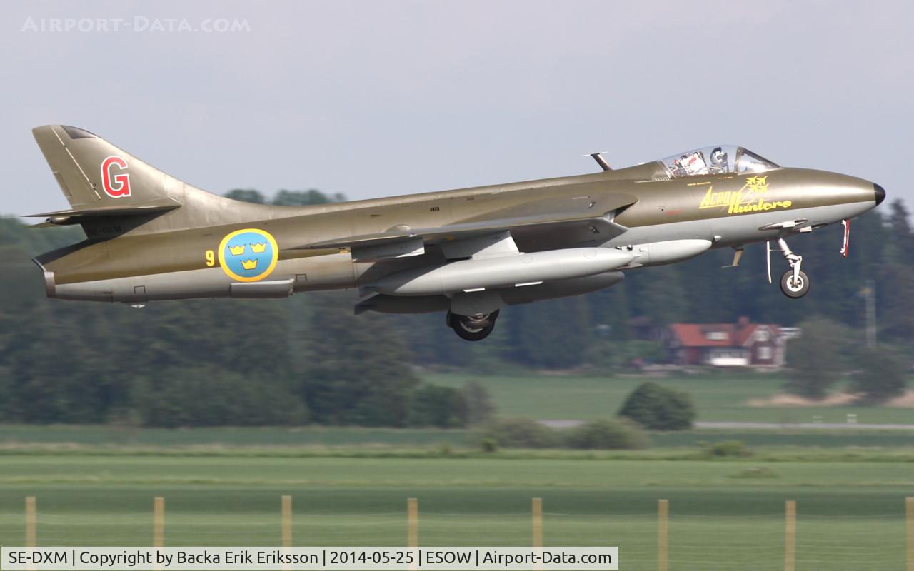 SE-DXM, 1959 Hawker Hunter F.58 C/N 41H/697449, Departing after Västerås RollOut Airshow 2014.