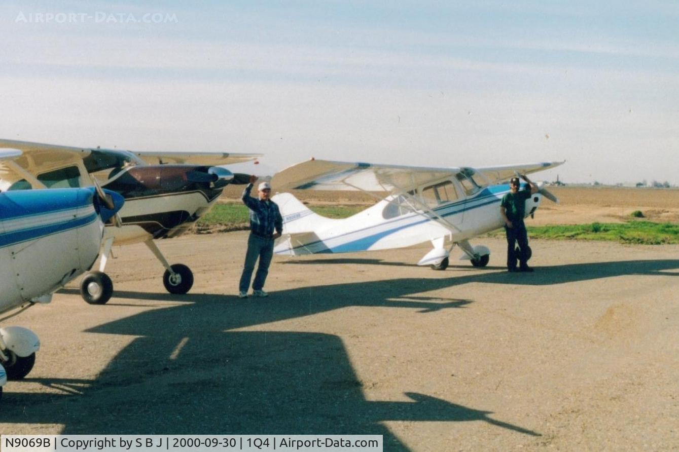 N9069B, 1958 Champion 7FC C/N 7FC-153, Owner Jim shows how easy it is to change a 7FC-nosewheel-to a taildragger even if it is only temporary.