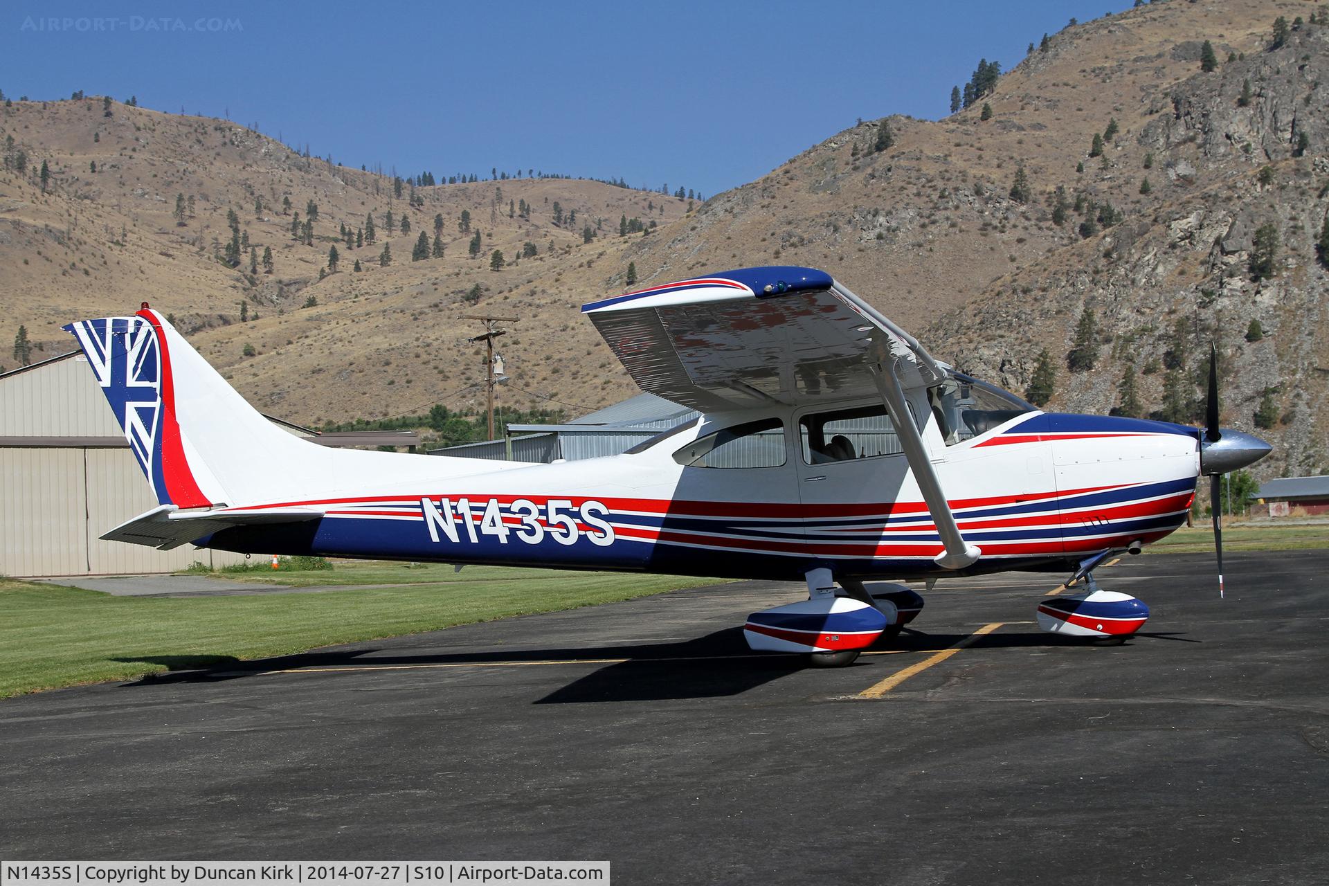 N1435S, 1976 Cessna 182P Skylane C/N 18264983, I had my plane recently re-painted and, being a Brit, I thought I'd have a touch of home included. I hope you like it!