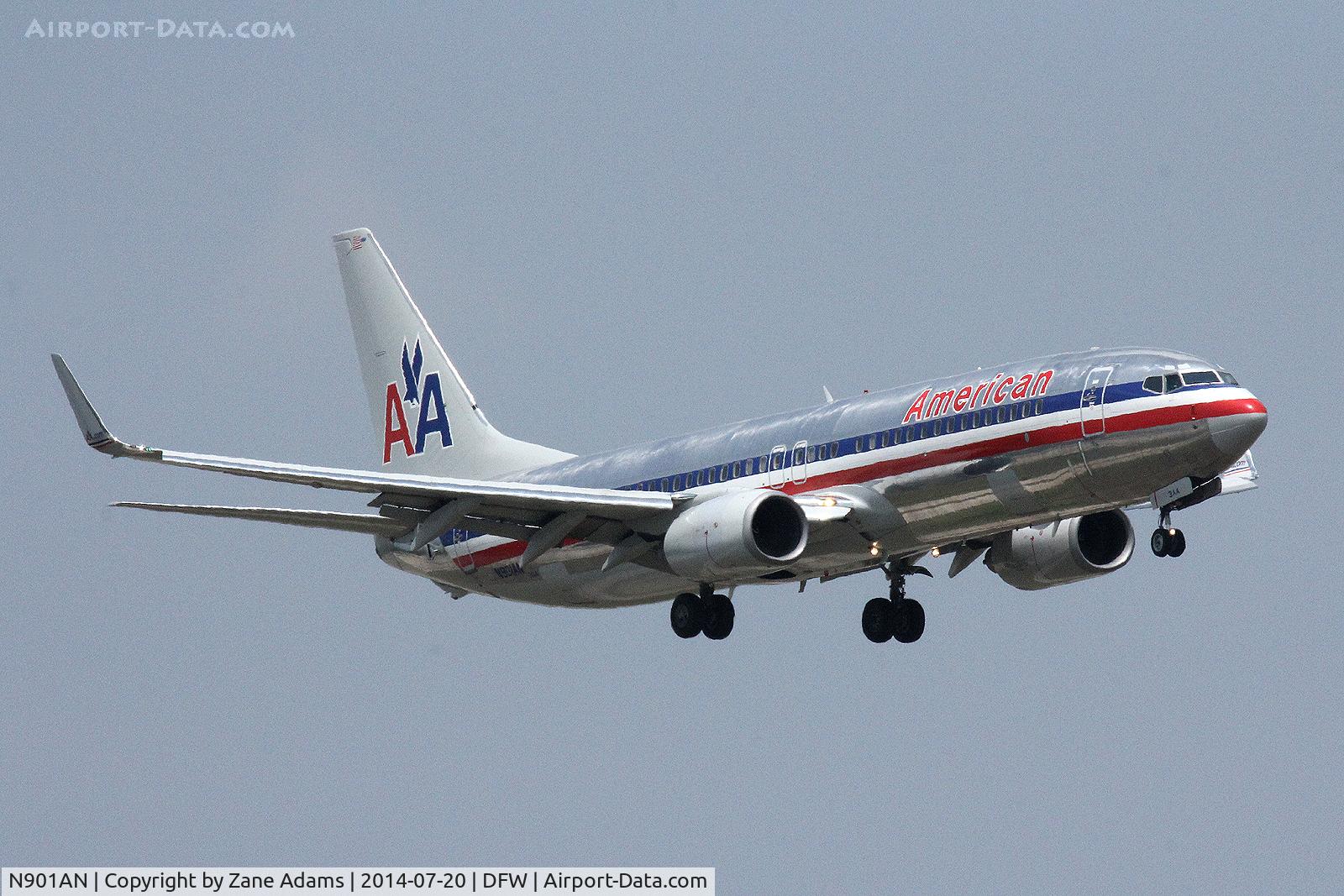 N901AN, 1999 Boeing 737-823 C/N 29503, At DFW Airport