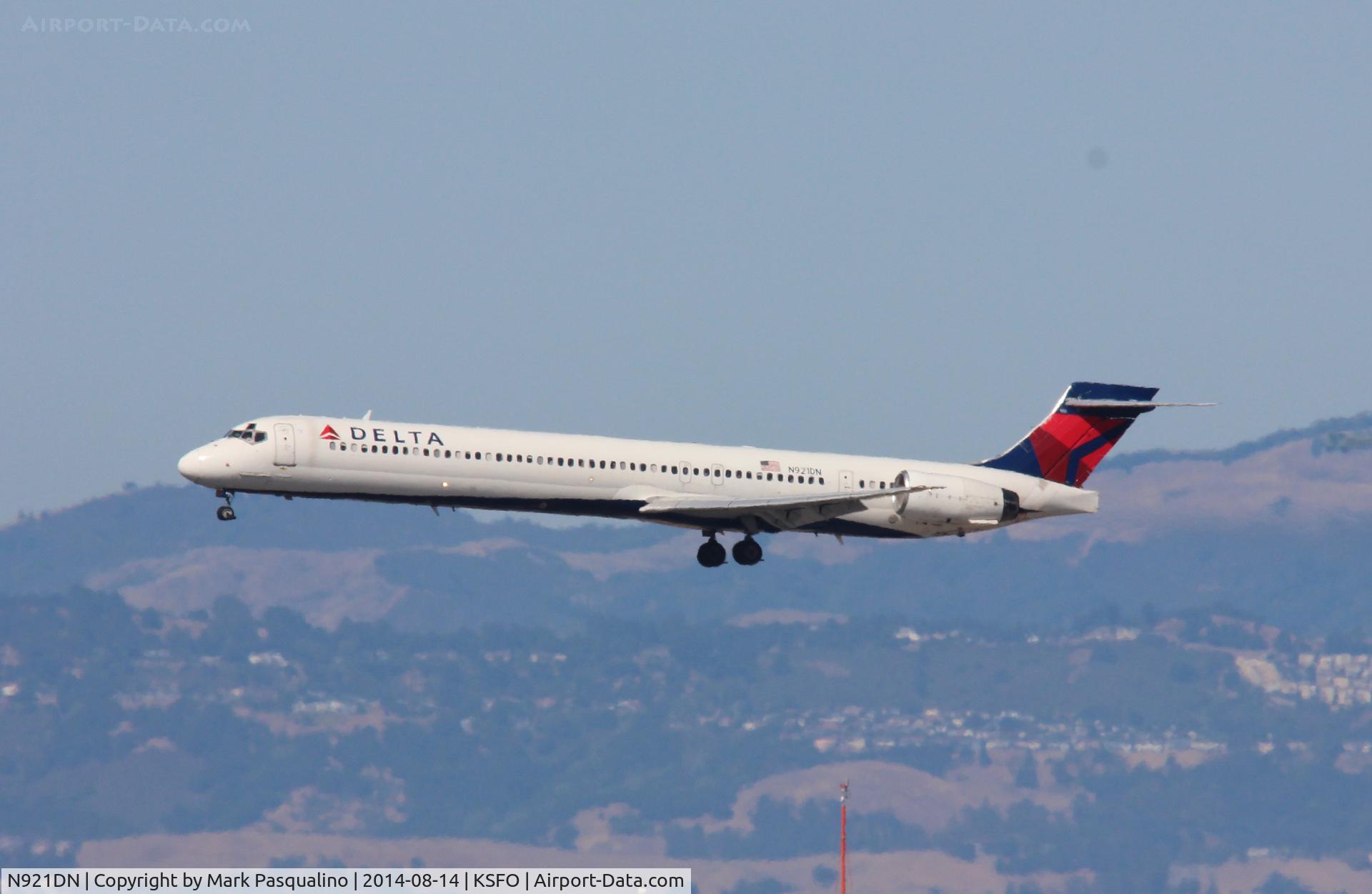 N921DN, 1997 McDonnell Douglas MD-90-30 C/N 53583, MD-90-90