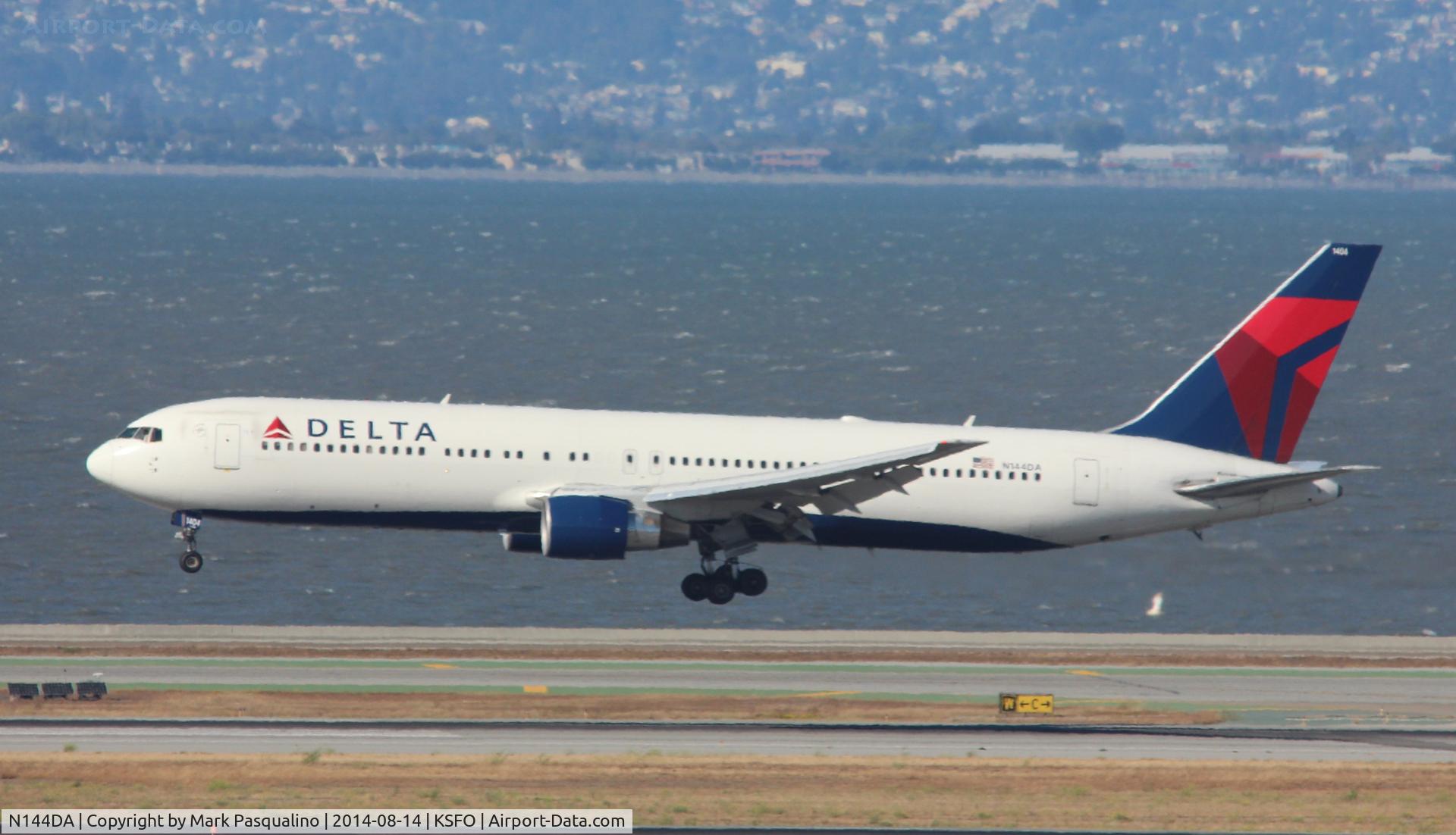 N144DA, 1999 Boeing 767-332 C/N 27584, Boeing 767-300
