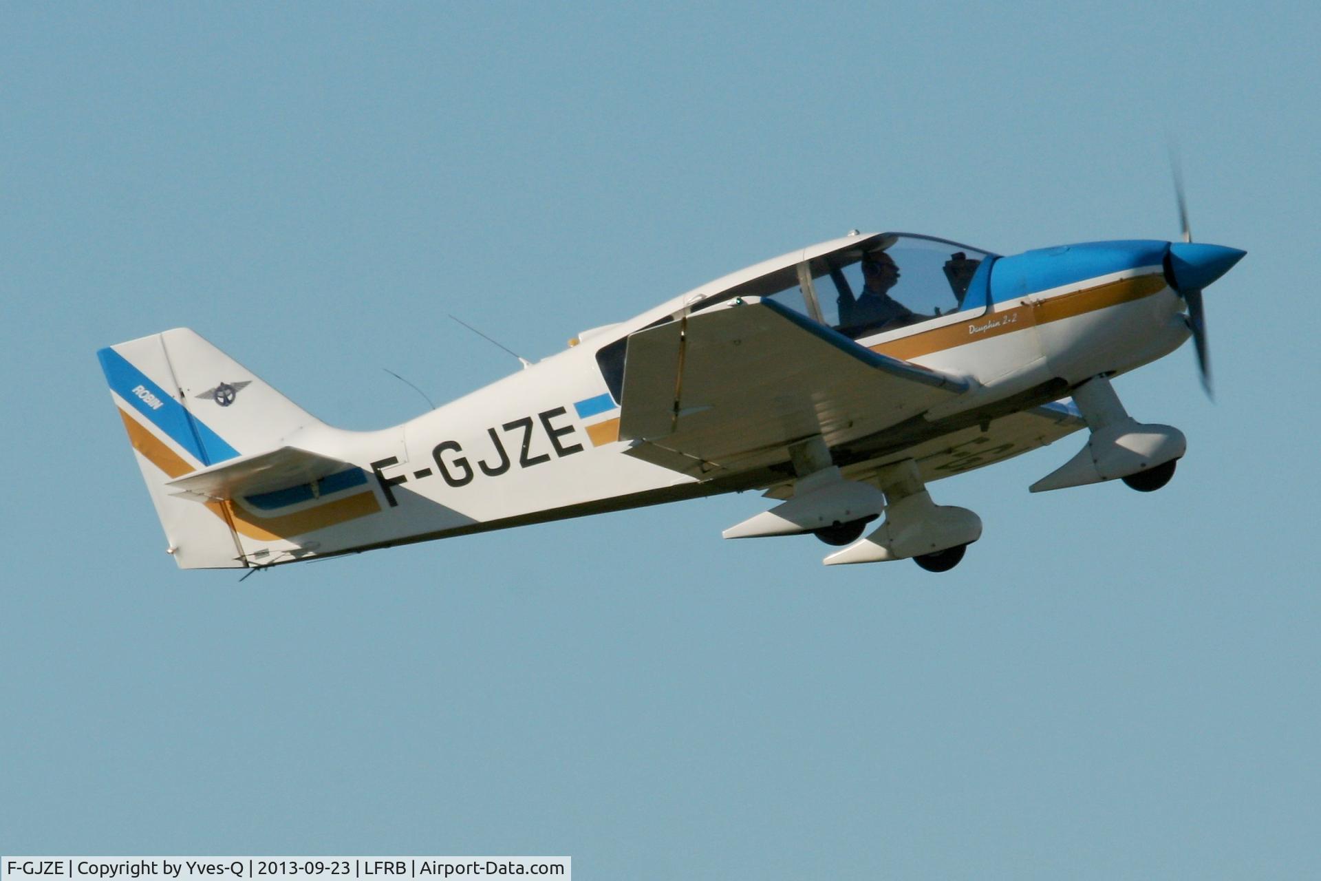 F-GJZE, Robin DR-400-120 Petit Prince C/N 2005, Robin DR-400-120, Take off rwy 07R, Brest-Bretagne Airport (LFRB-BES)