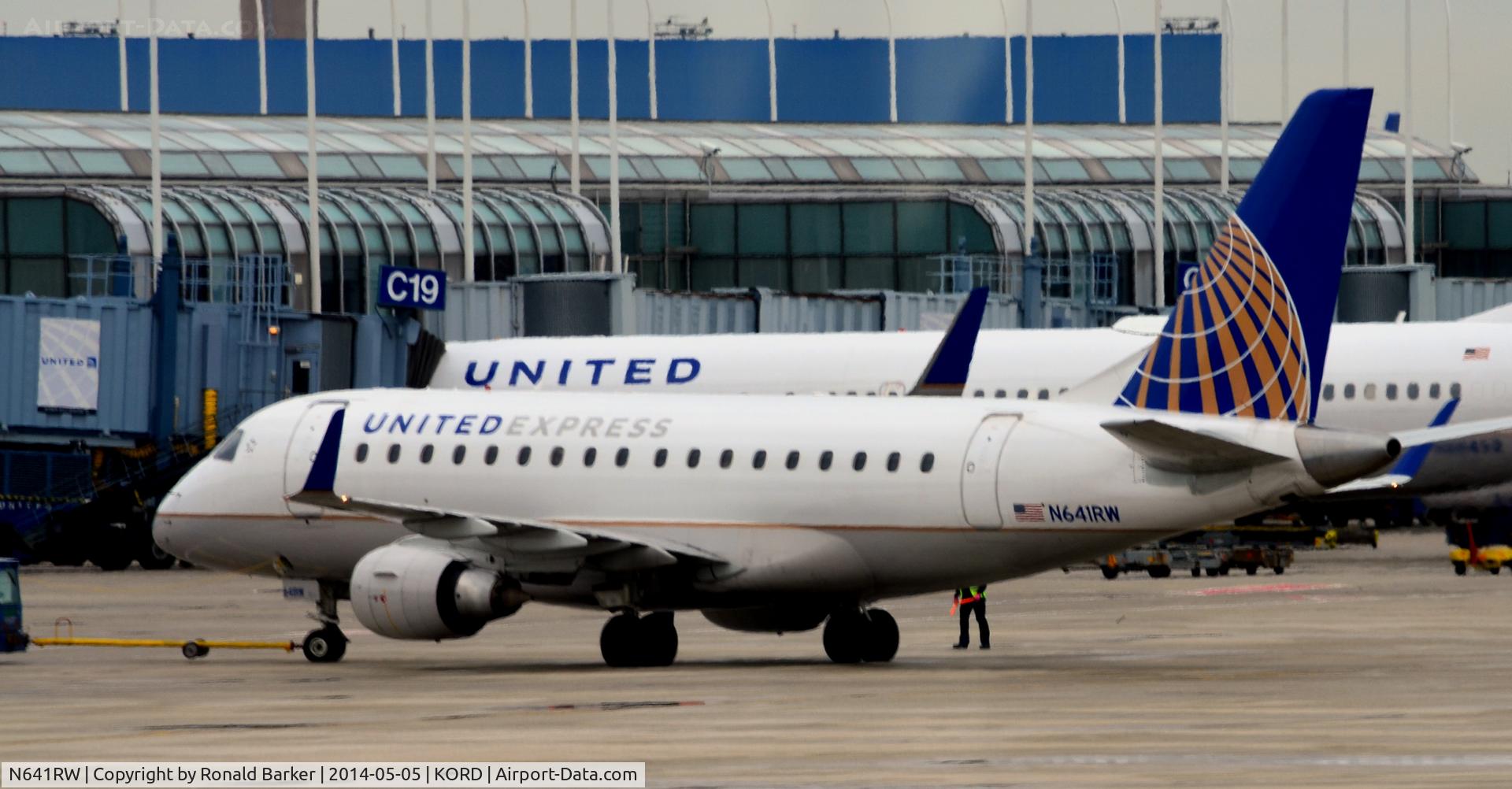 N641RW, 2004 Embraer 170SE (ERJ-170-100SE) C/N 17000062, Pushback O'Hare