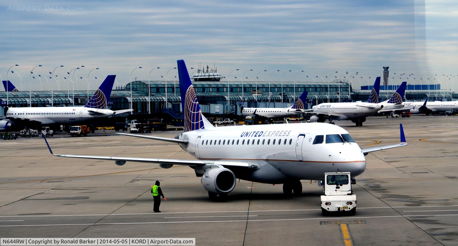 N644RW, 2004 Embraer 170SE (ERJ-170-100SE) C/N 17000061, Pushback O'Hare