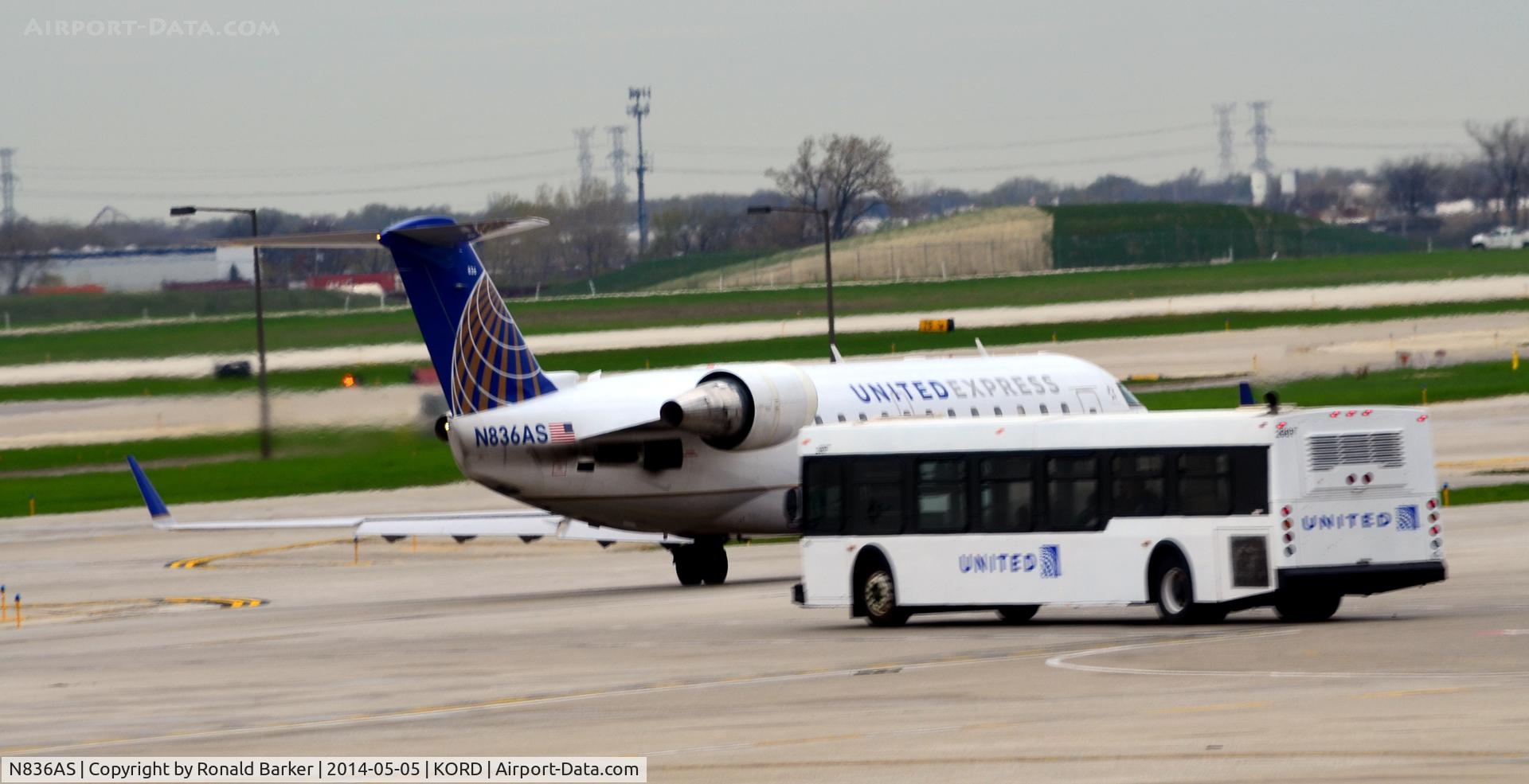 N836AS, 1998 Bombardier CRJ-200ER (CL-600-2B19) C/N 7263, Taxi O'Hare