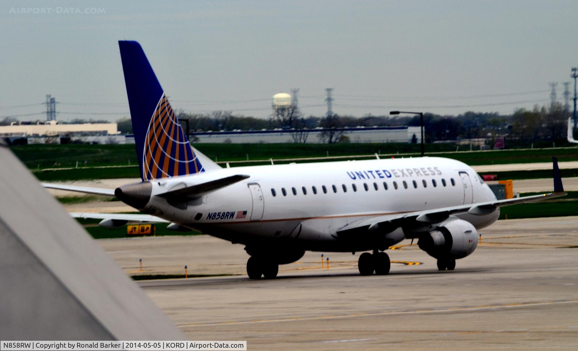 N858RW, 2005 Embraer 170SE (ERJ-170-100SE) C/N 17000080, Taxi O'Hare