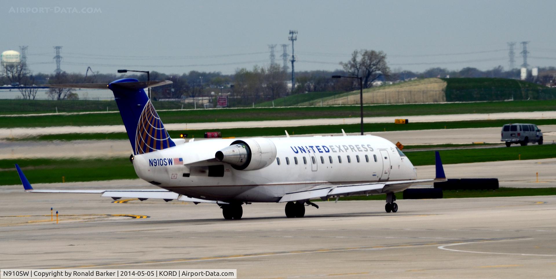 N910SW, 2001 Bombardier CRJ-200LR (CL-600-2B19) C/N 7566, Taxi O'Hare