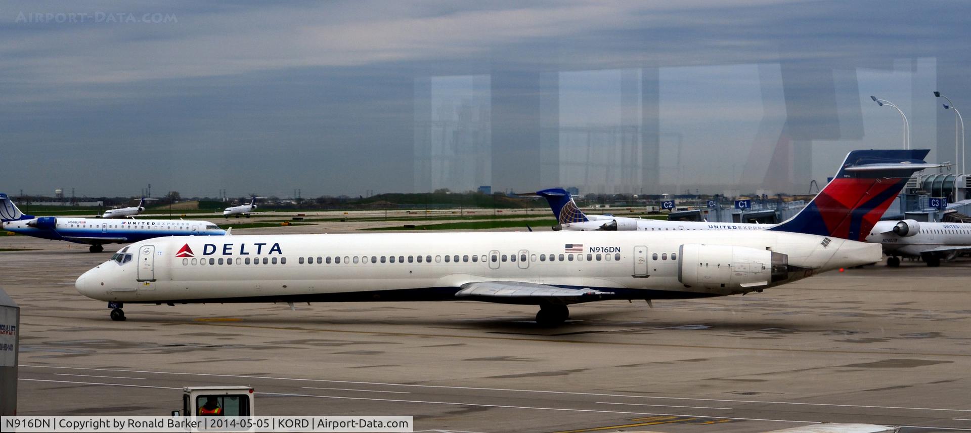 N916DN, 1996 McDonnell Douglas MD-90-30 C/N 53396, Taxi O'Hare
